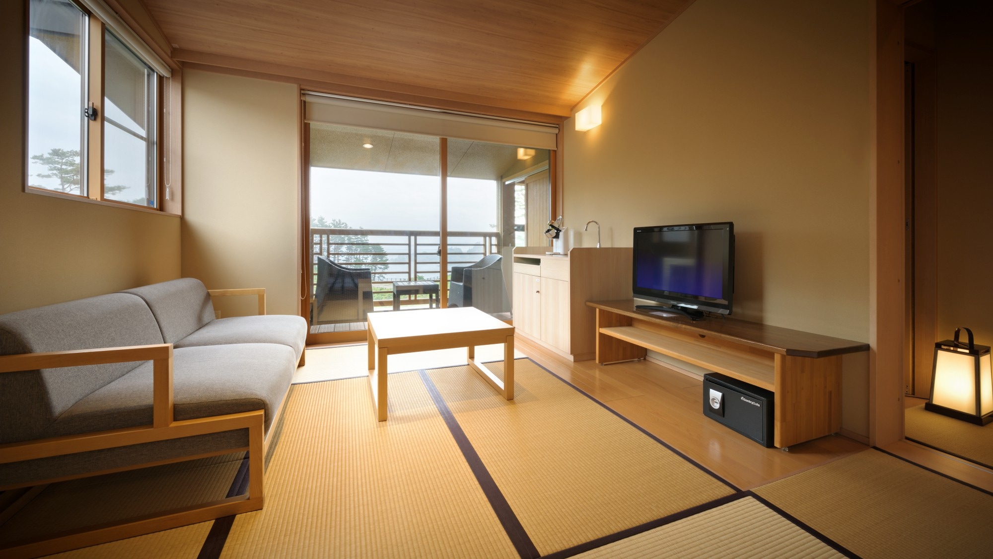 [Main building Taro no Iori] Modern Japanese-style room with open-air bath (example of guest room)