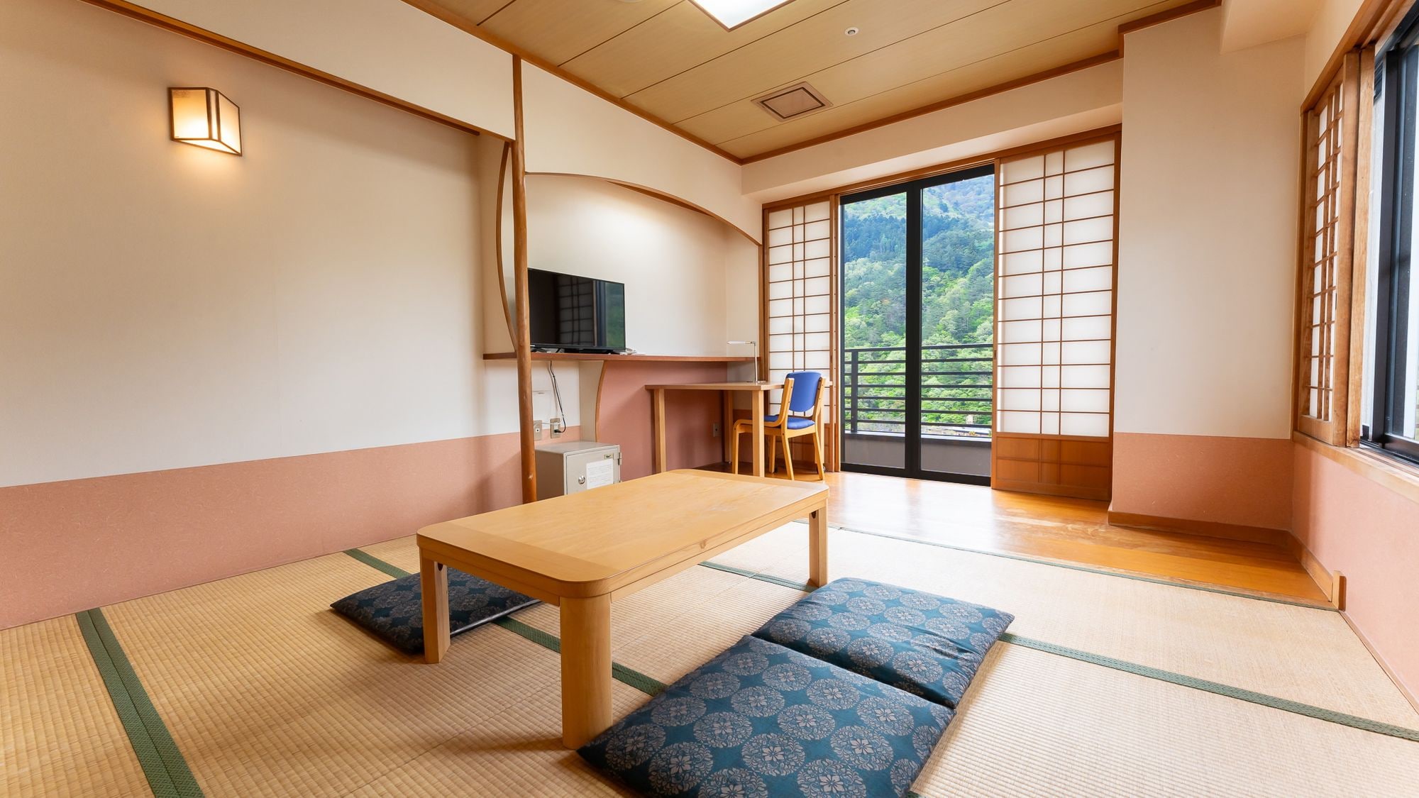 Japanese-style room (8 tatami mats) *Example