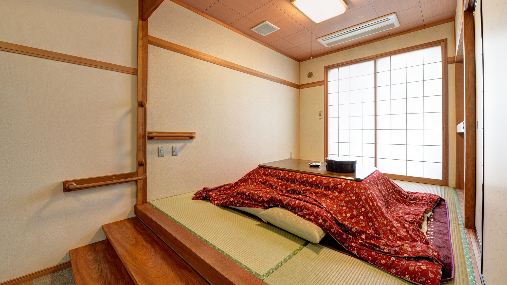 *[1F Barrier-free Japanese-Western style rooms and Japanese-style booths] In addition to beds, there are Japanese-style booths.