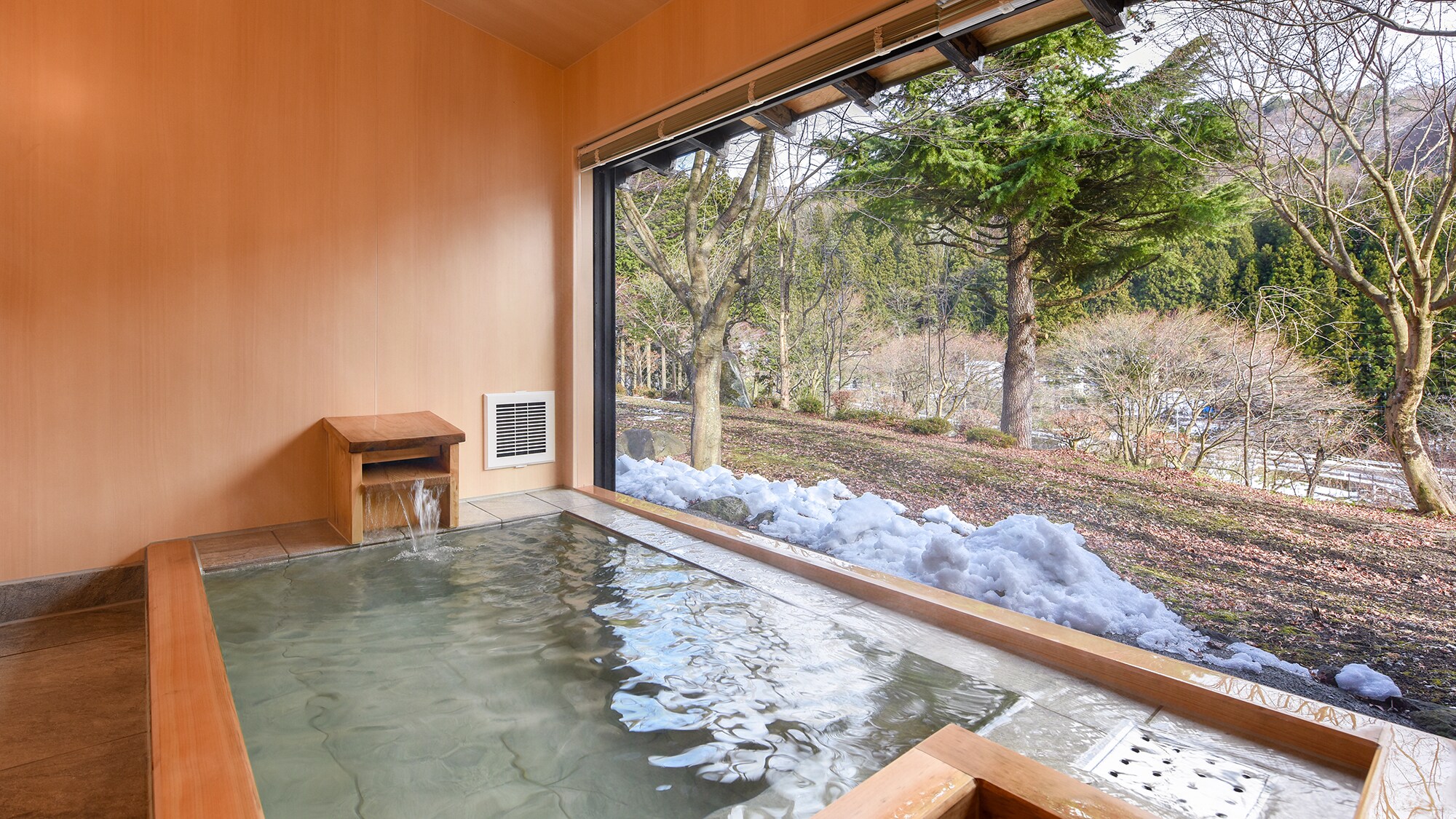 *Two Japanese-style rooms / A semi-open-air bath where you can fully enjoy the changing seasons of the garden and Mount Hotaka