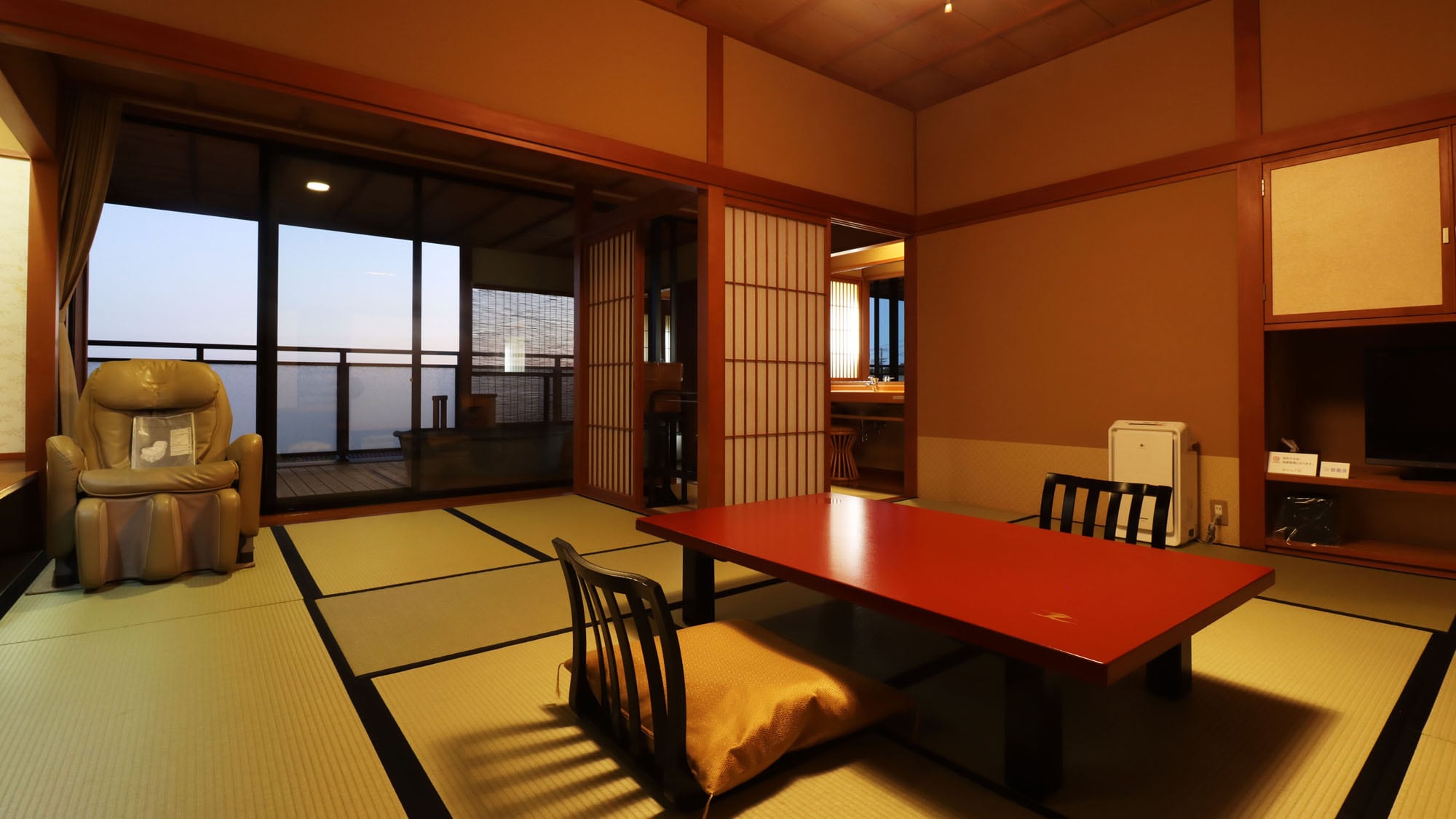 # [Example of guest room - Special room with open-air bath] A Shigaraki ware open-air bath and a massage chair in the room. Enjoy a blissful moment.