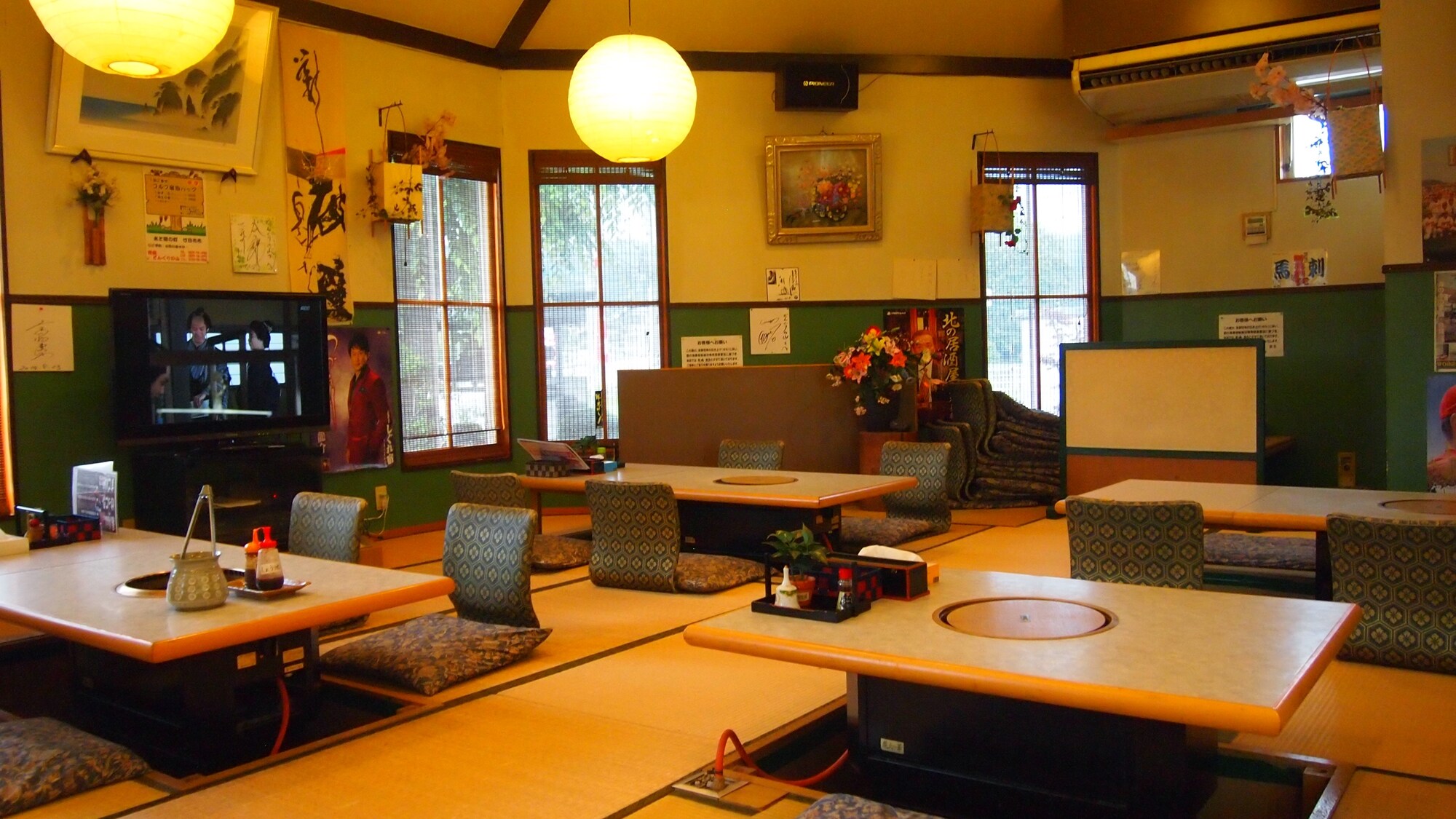 * [Example in the hall] Restaurant
