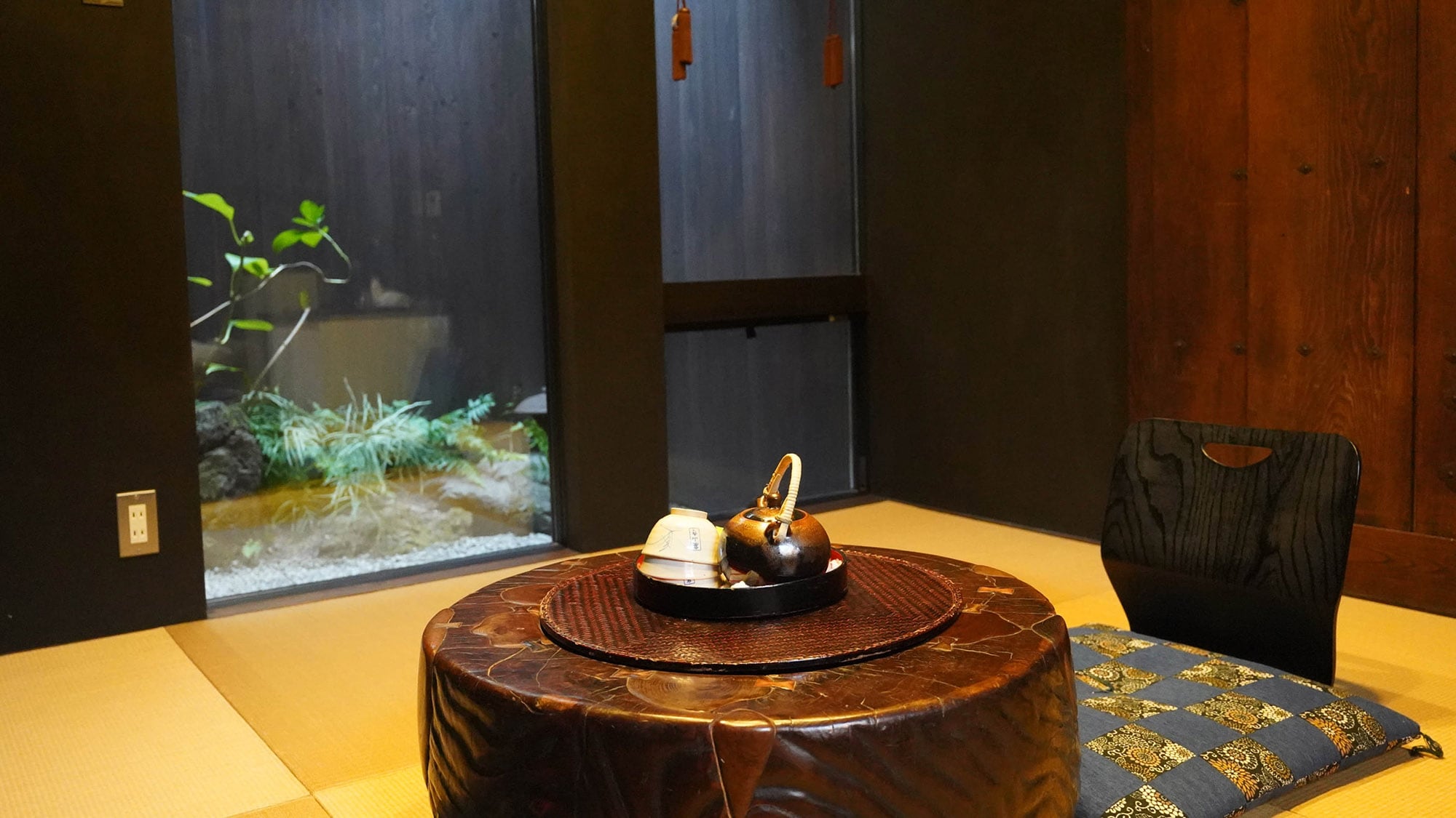 ・【Ukon/Koagari】一边欣赏小花园一边休息。伸展双腿，放松身心