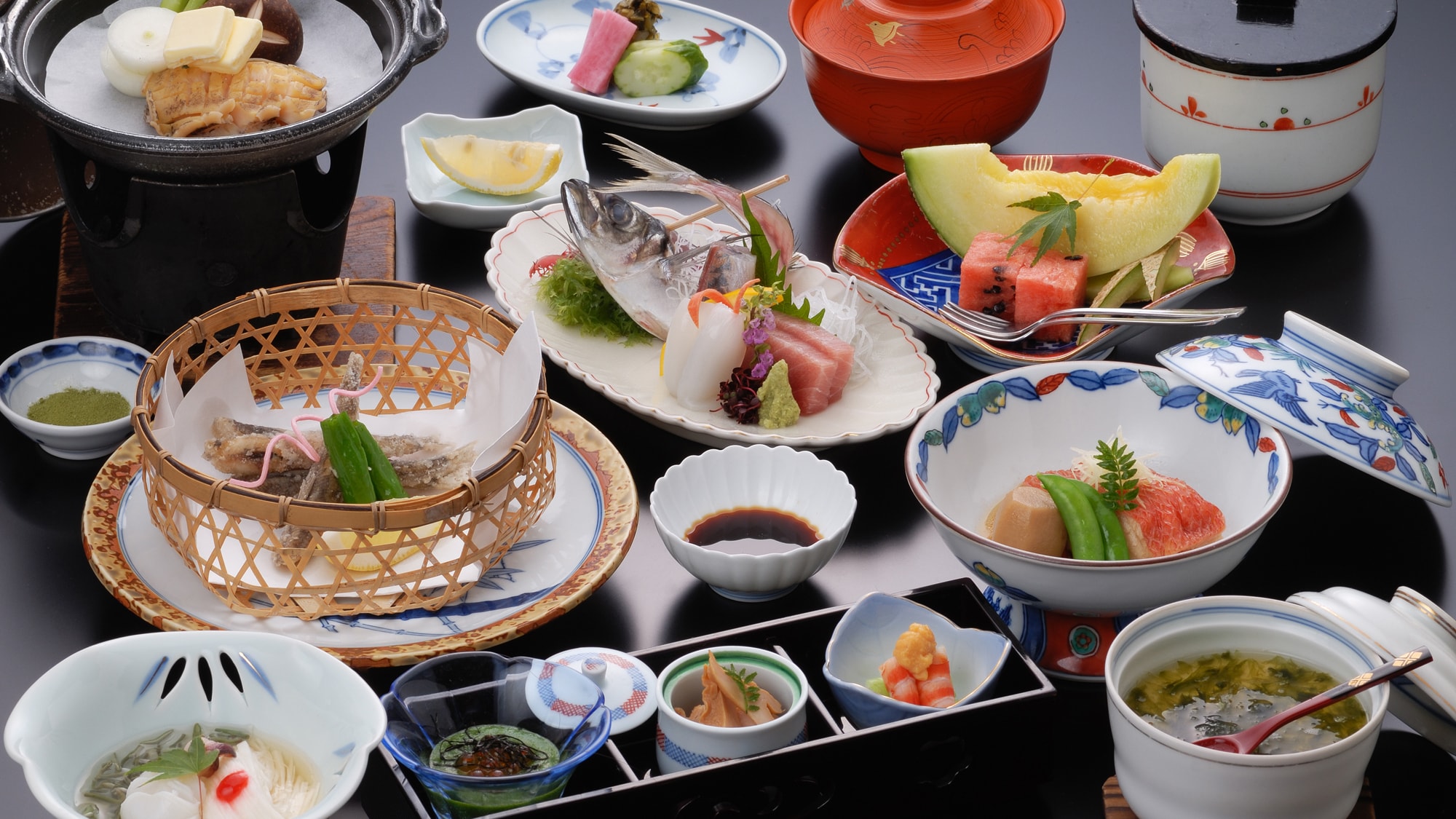 陶瓷盘烤鲍鱼和煮鲷鱼的海鲜菜单