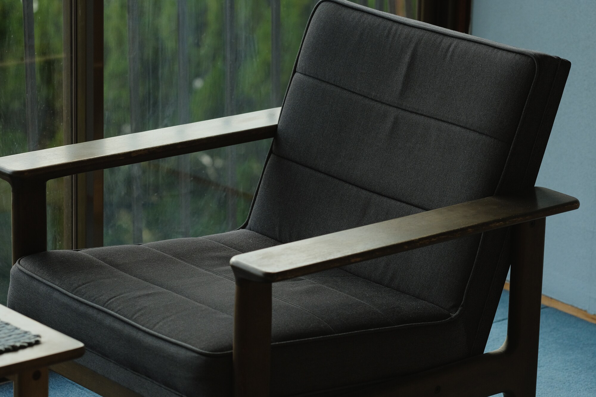 A denim sofa on a Japanese-style veranda.