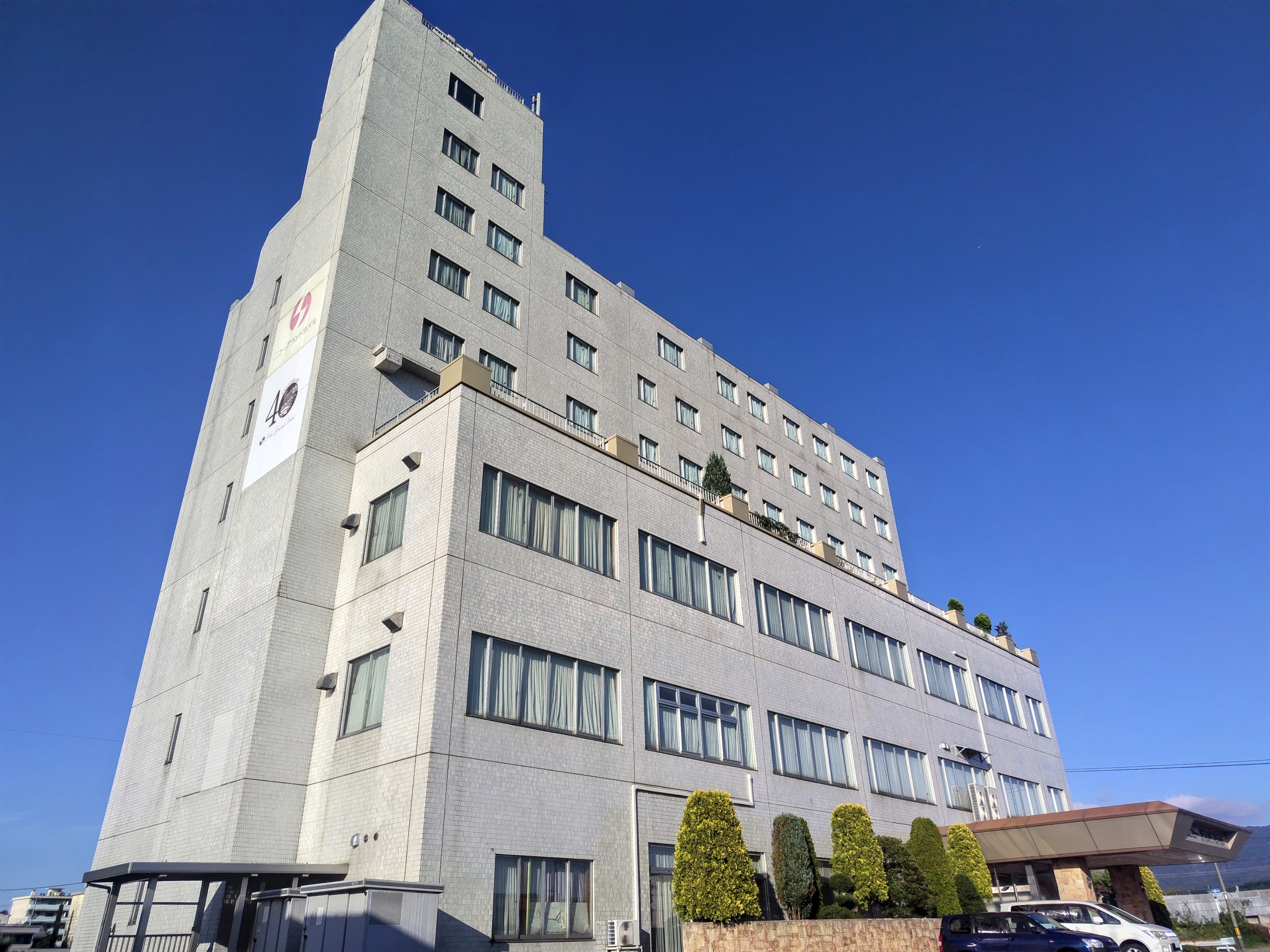 Eksterior hotel, difoto pada bulan Oktober 2024, pada hari musim gugur yang cerah