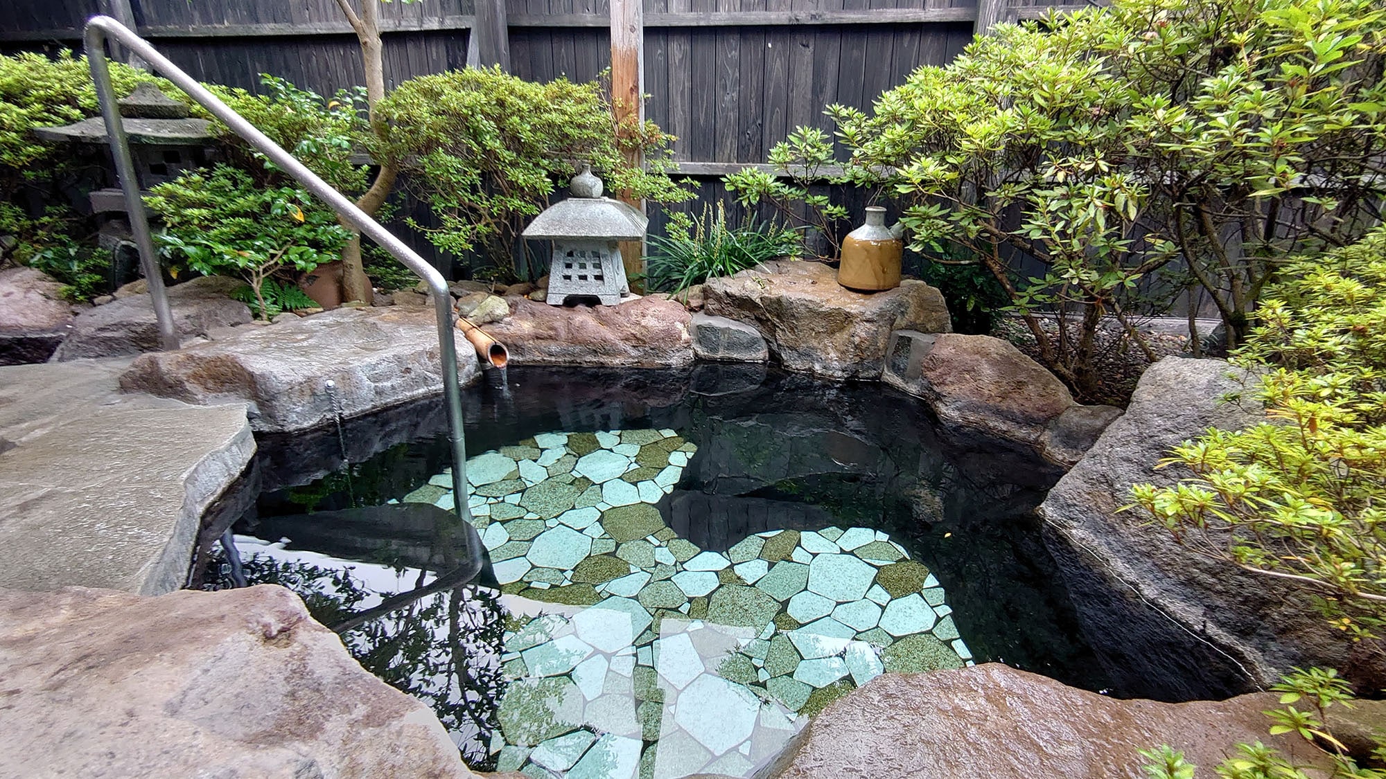 [Annex] Guest room open-air bath surrounded by a Japanese garden