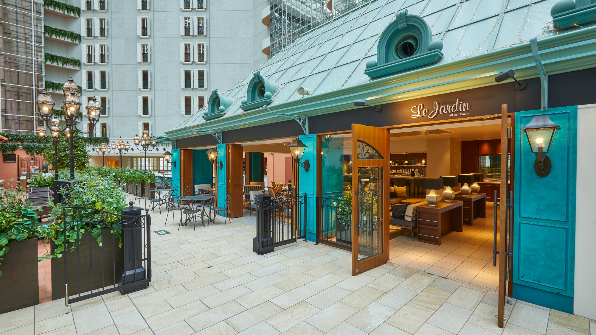Pintu masuk "Le Jardin" sepanjang hari di lantai 3