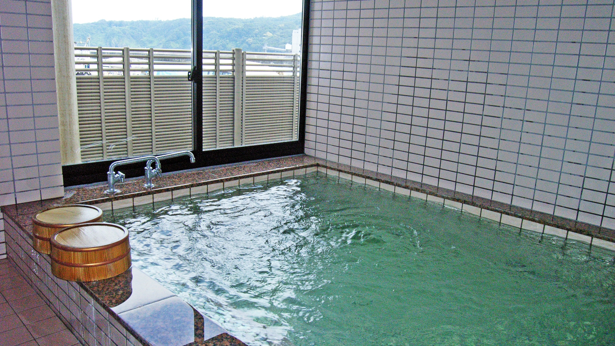 *[Example of a bath] Natural hot springs are effective for stiff shoulders, joint pain, lower back pain, neuralgia, skin diseases, and poor circulation.