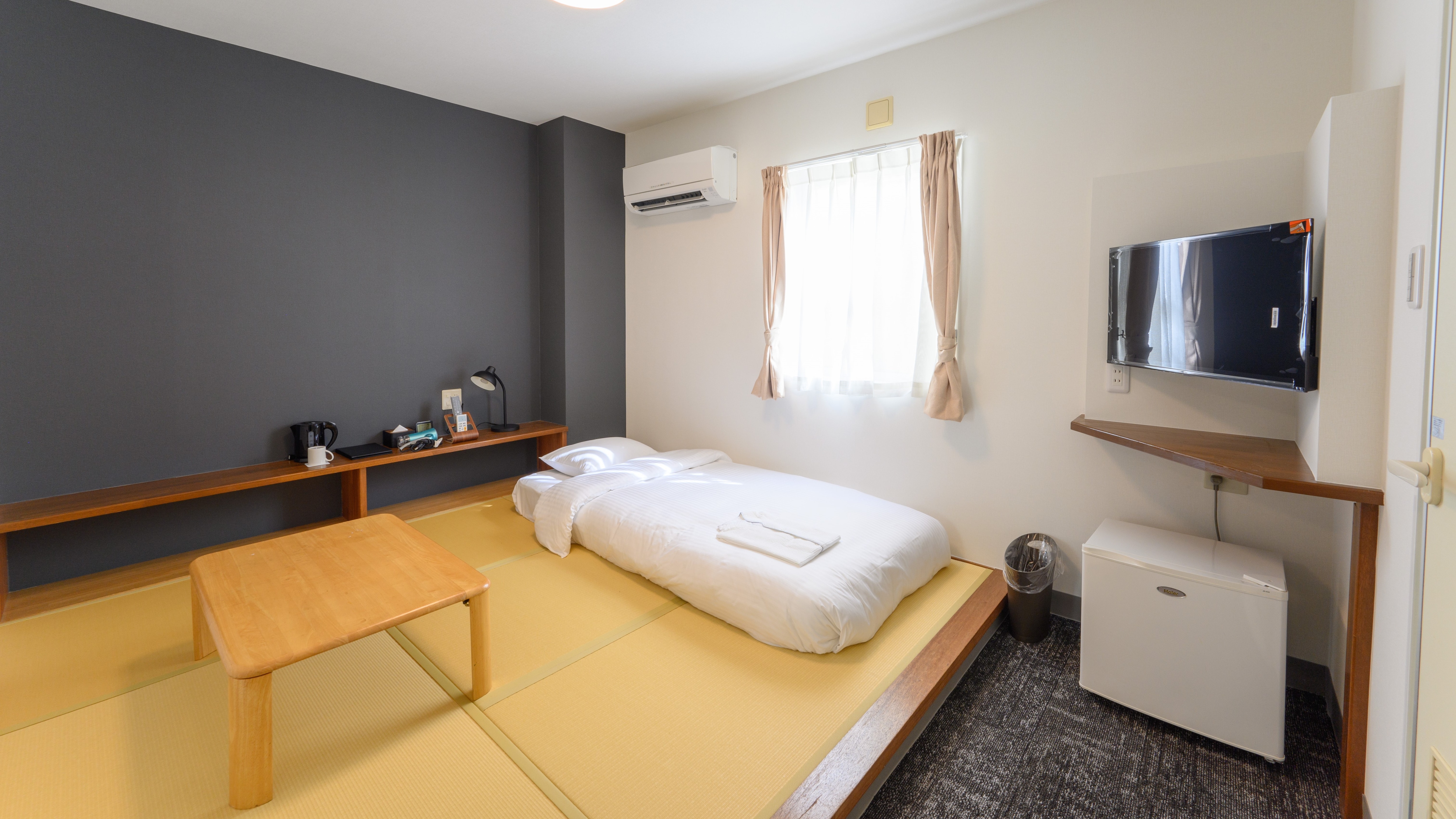 Japanese-style Twin Room: This room is equipped with tatami mats and two mattress beds, allowing you to relax on both the tatami mats and the beds. (Example of a guest room)