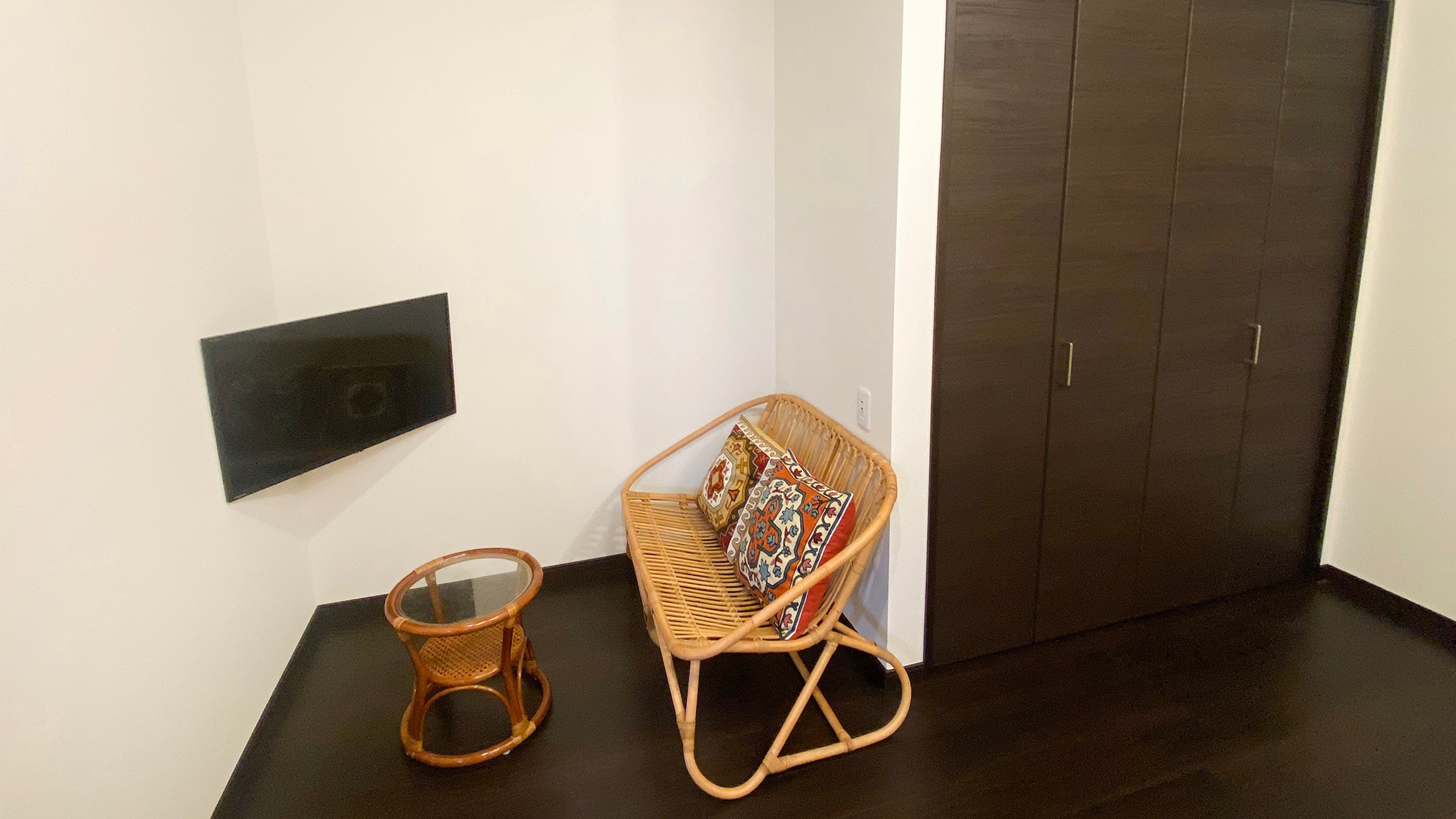 ・[Akatsuki: Living Room] You can sit back and watch TV on the rattan sofa♪