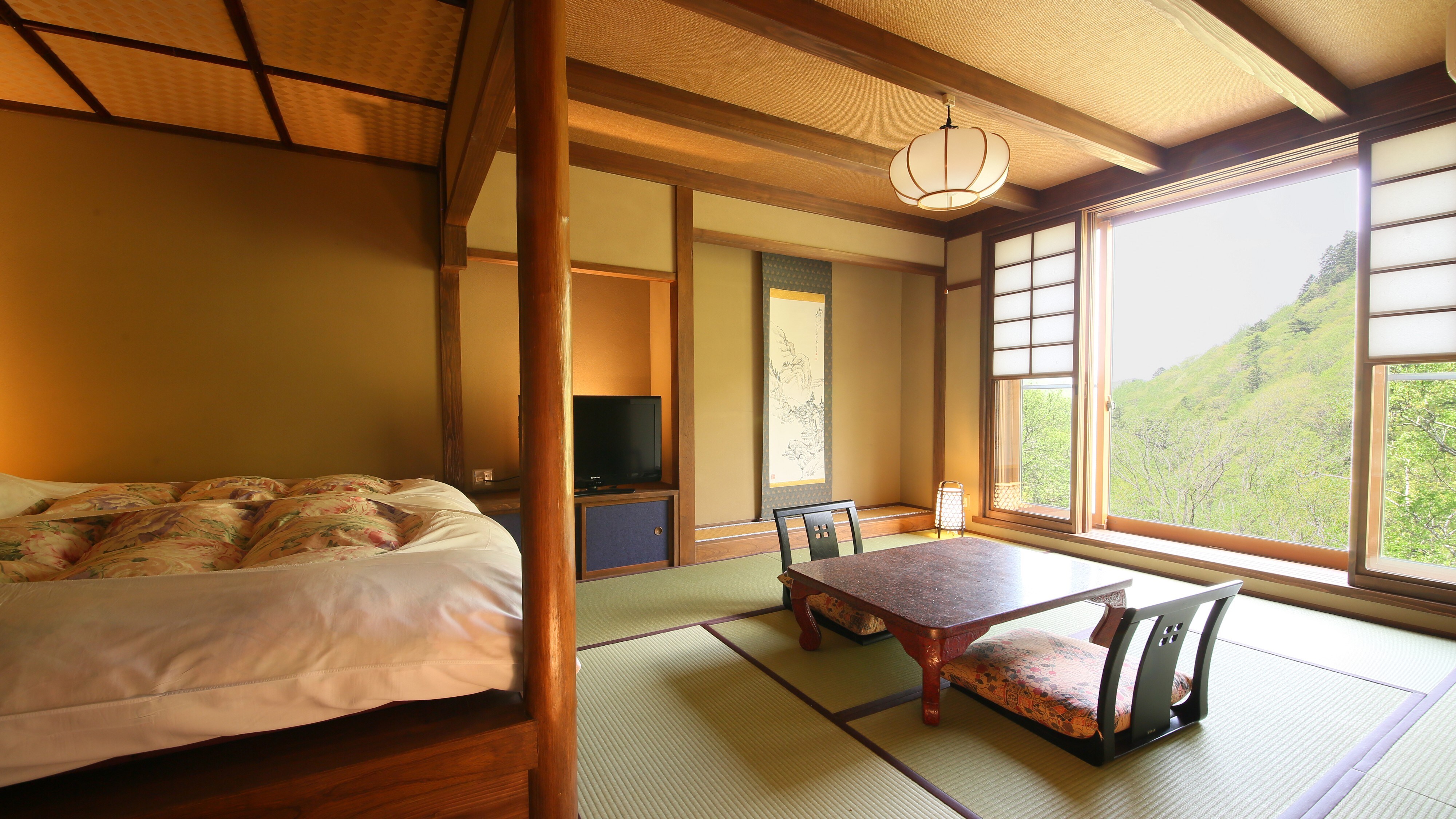 ■ Japanese-modern guest room A room where you can enjoy the picturesque nature from the large windows on the wall.