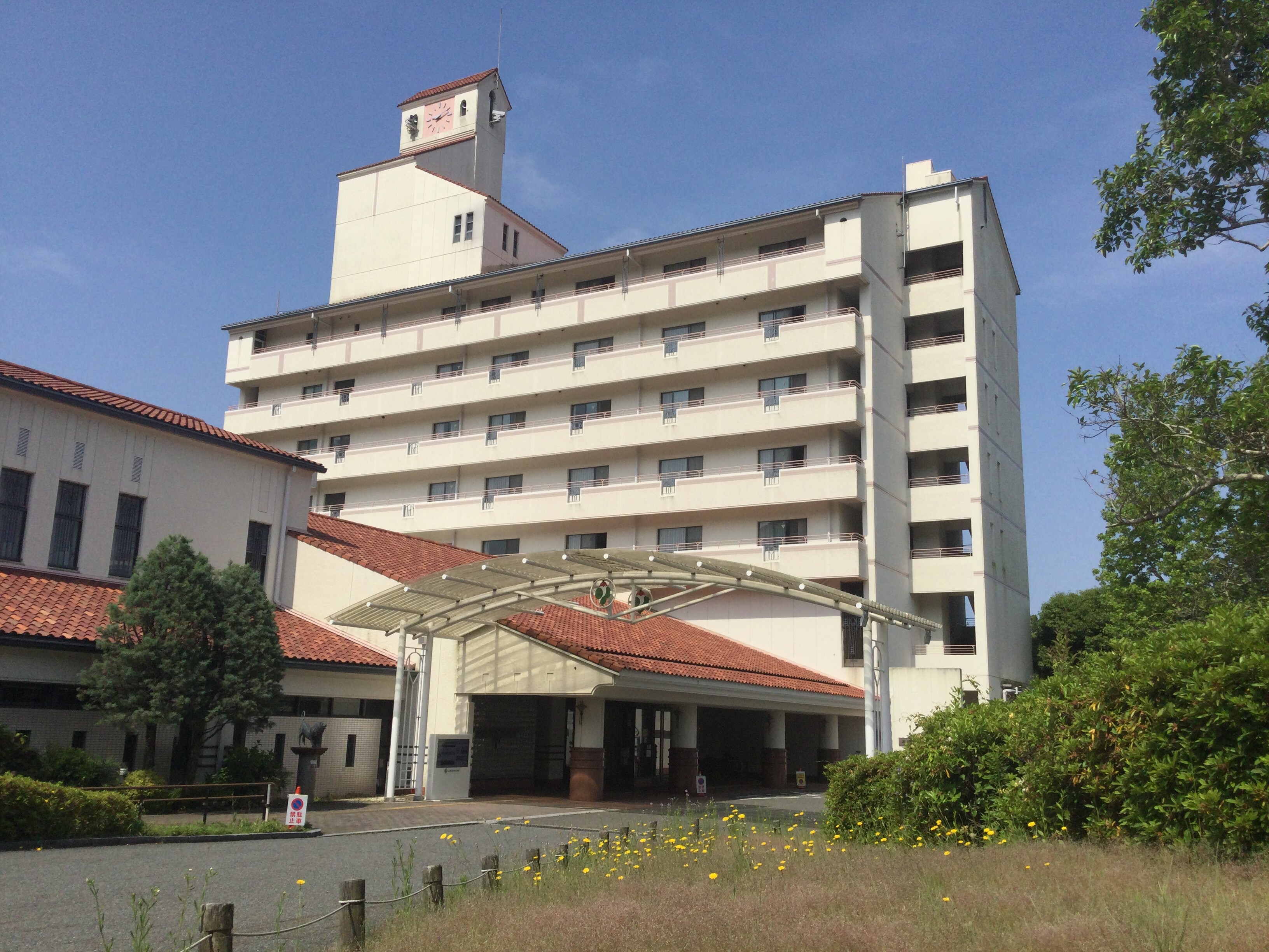 主楼和住宿设施的外观