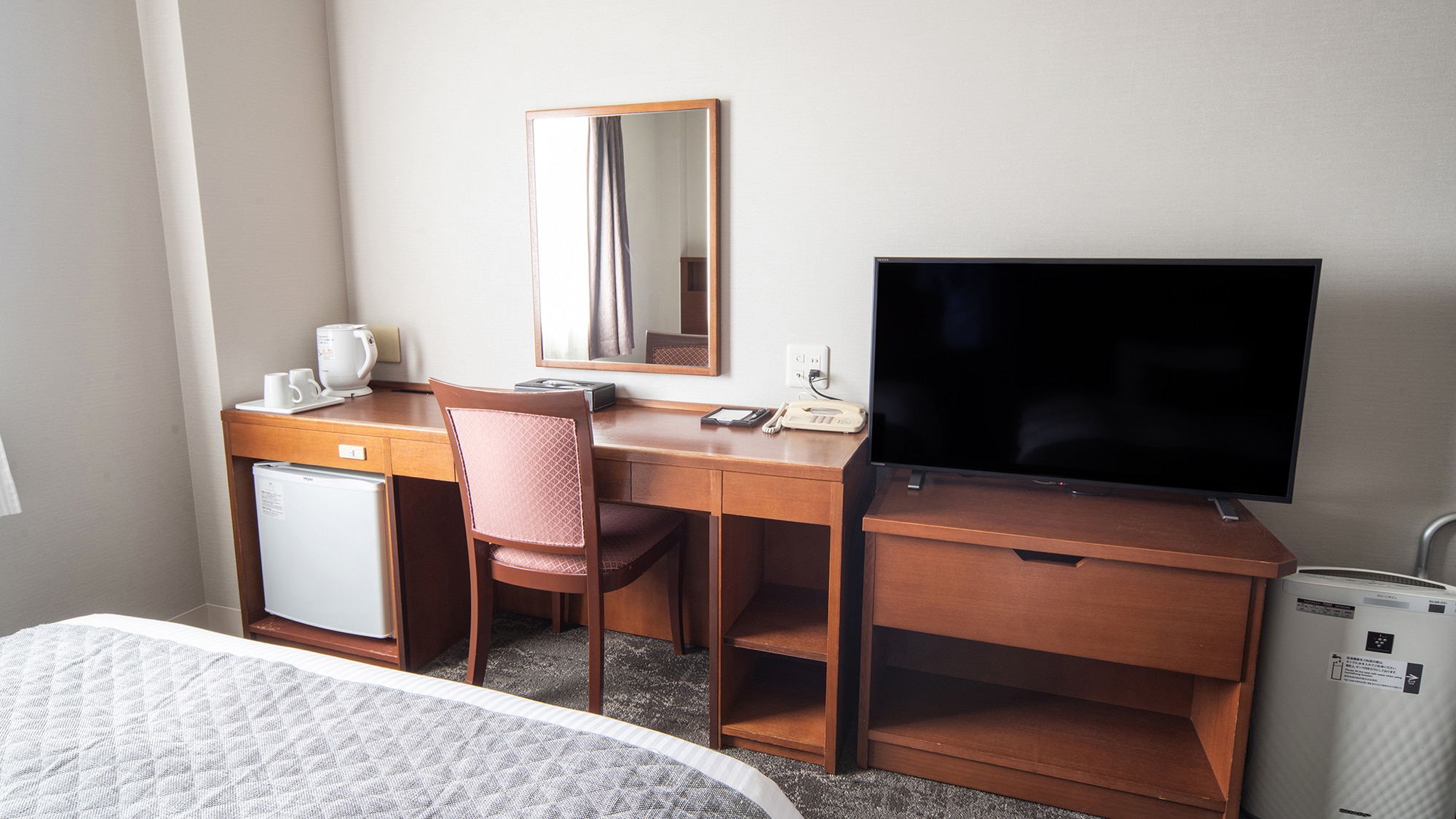 Work comfortably on the spacious desk!