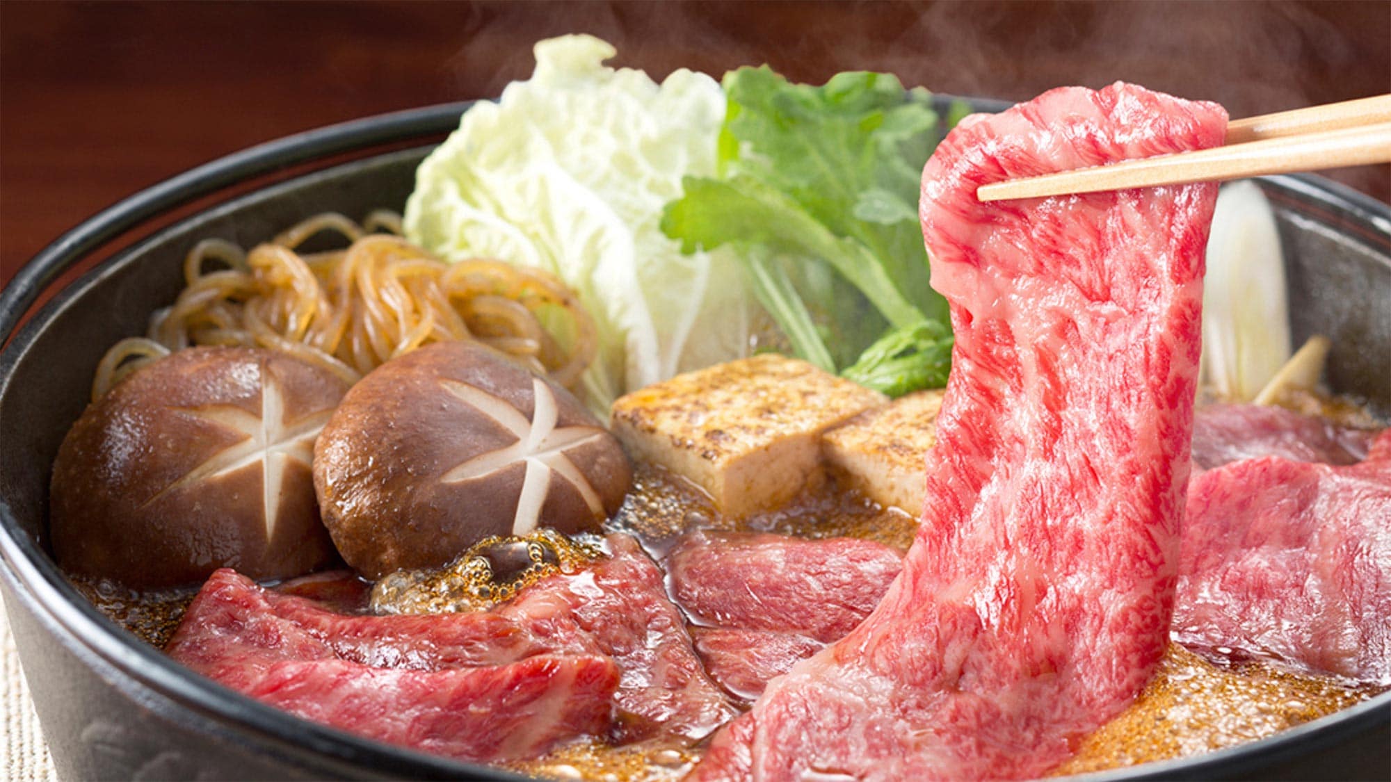 ・[Contoh makan malam] Sukiyaki daging sapi Shinshu merupakan hidangan yang populer di kalangan tamu kami.