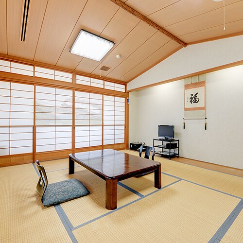 *[Contoh kamar tamu] Kamar ini memiliki ruang beralas 10 tatami dan beranda yang luas, memungkinkan Anda bersantai dengan nyaman bersama keluarga dan teman-teman.