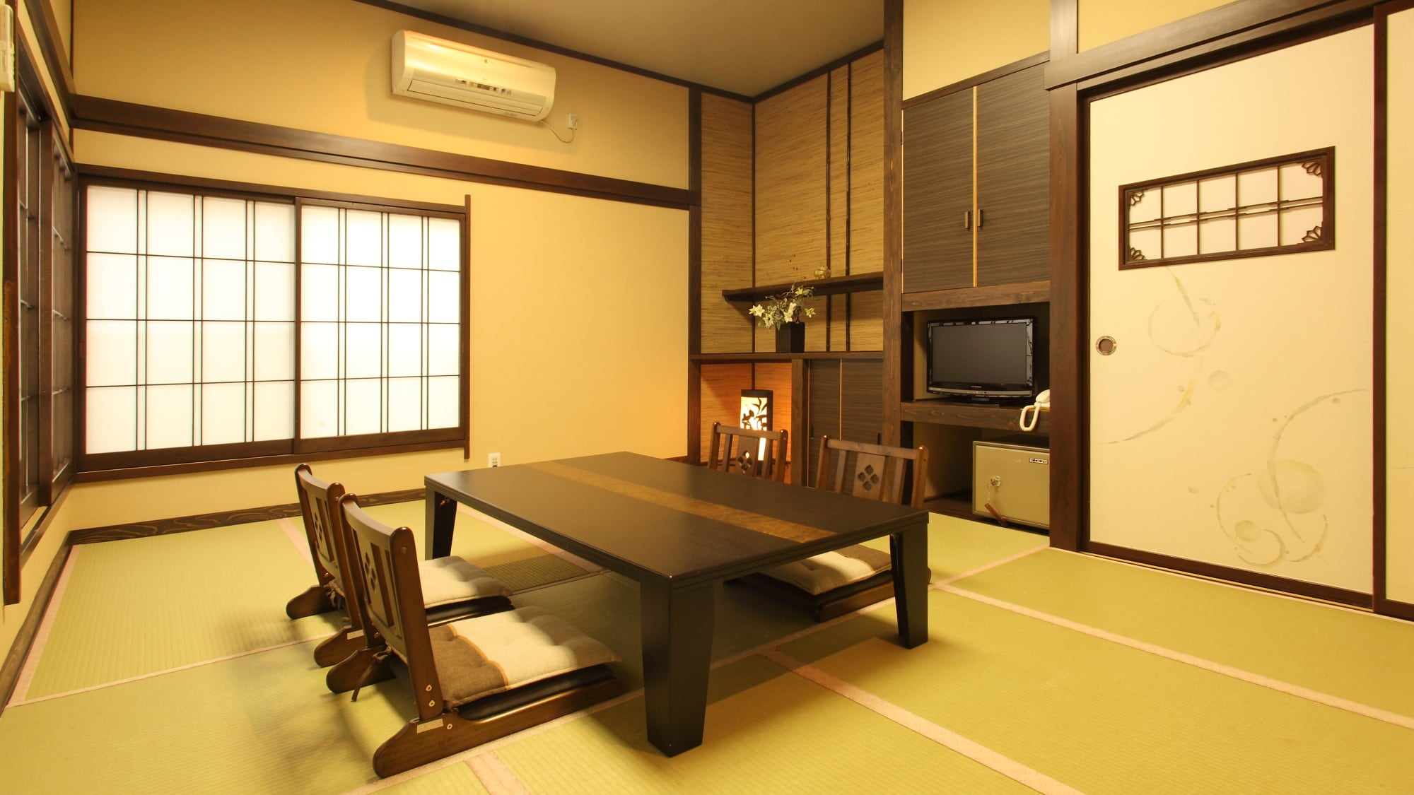 Shirane [Japanese-style room with 10 tatami mats and a toilet with a washing function] Corner room / Room with a great view