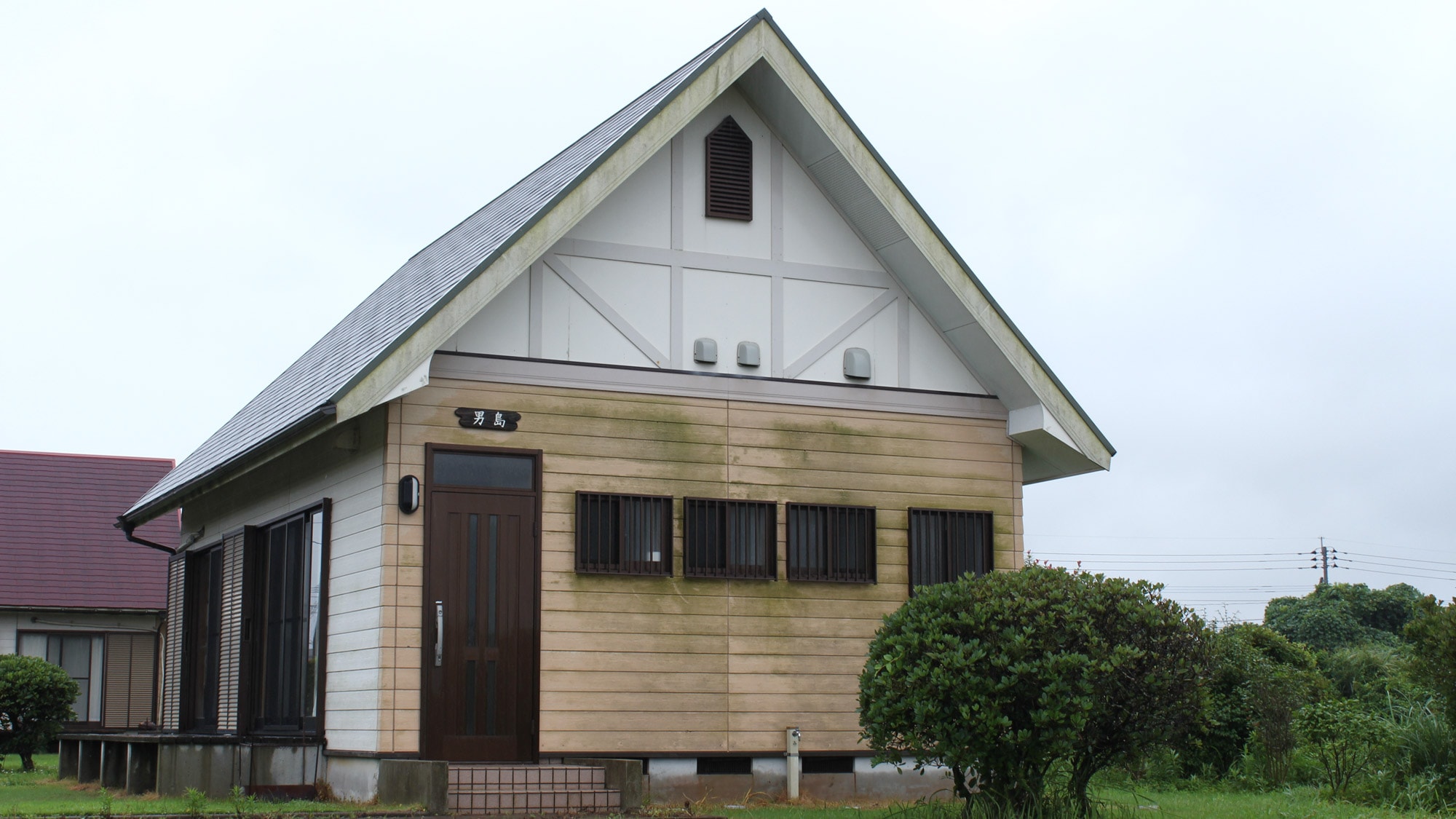 *Bagian luar bungalow satu lantai (Otokojima)