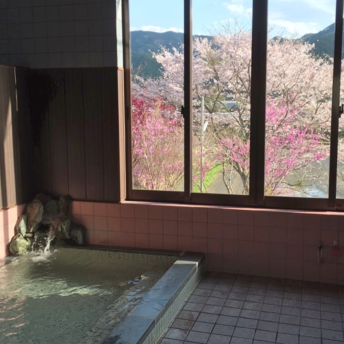 [Indoor bath] You can enjoy the beautiful scenery from the window.