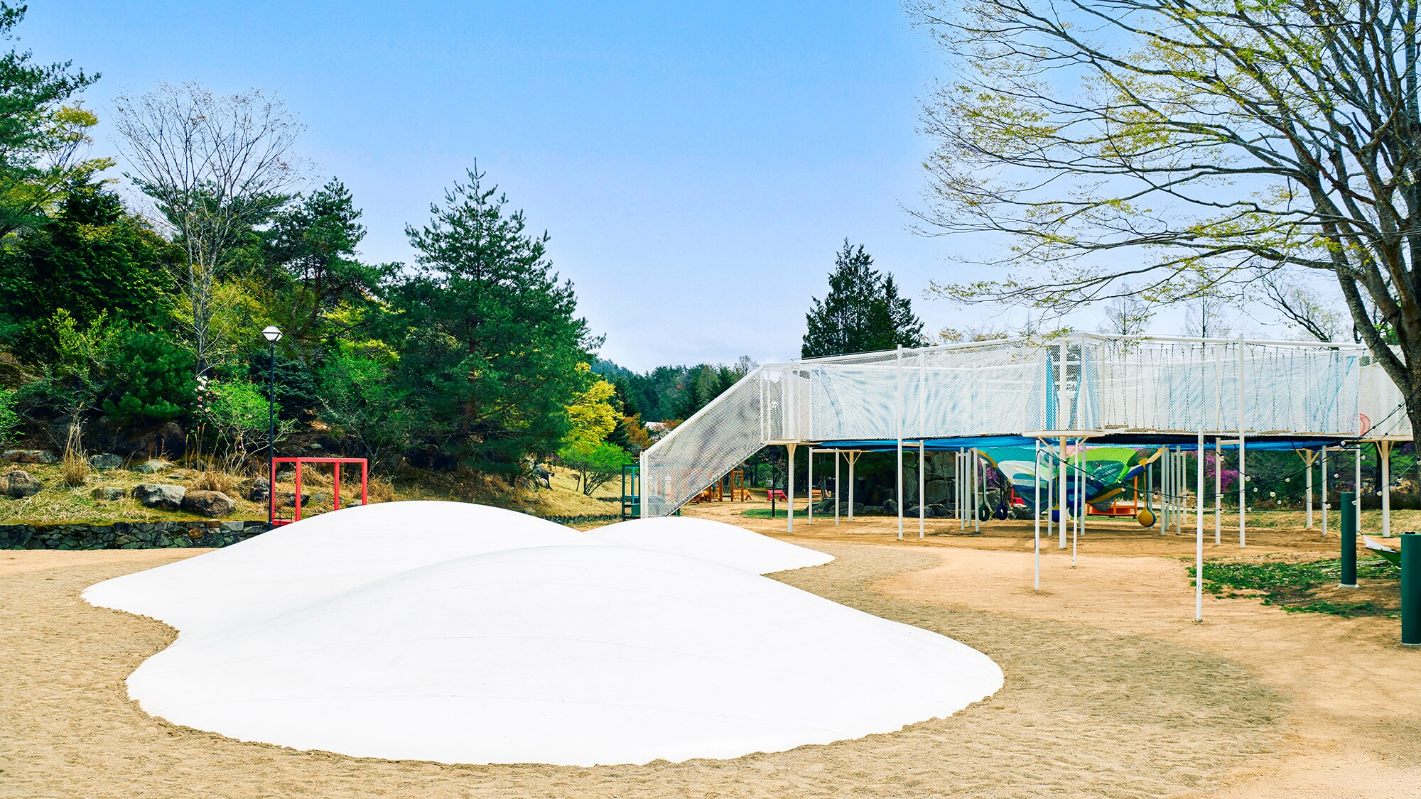 [Area Rekreasi] [Kubah Berbulu/Lapangan Atletik Jaring]