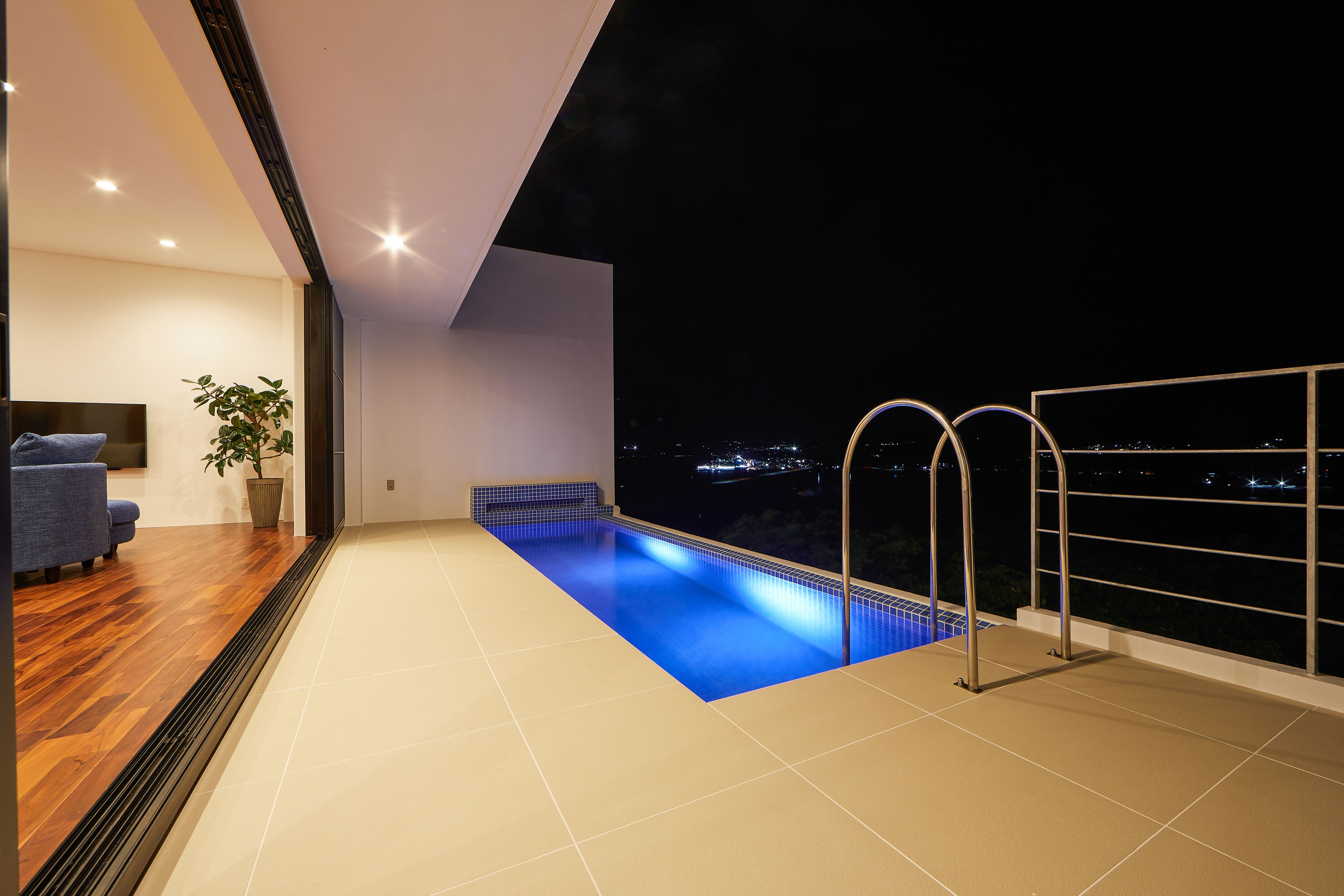 Terrace, infinity pool (Currently, a separate building is being constructed between the terrace and the sea.)