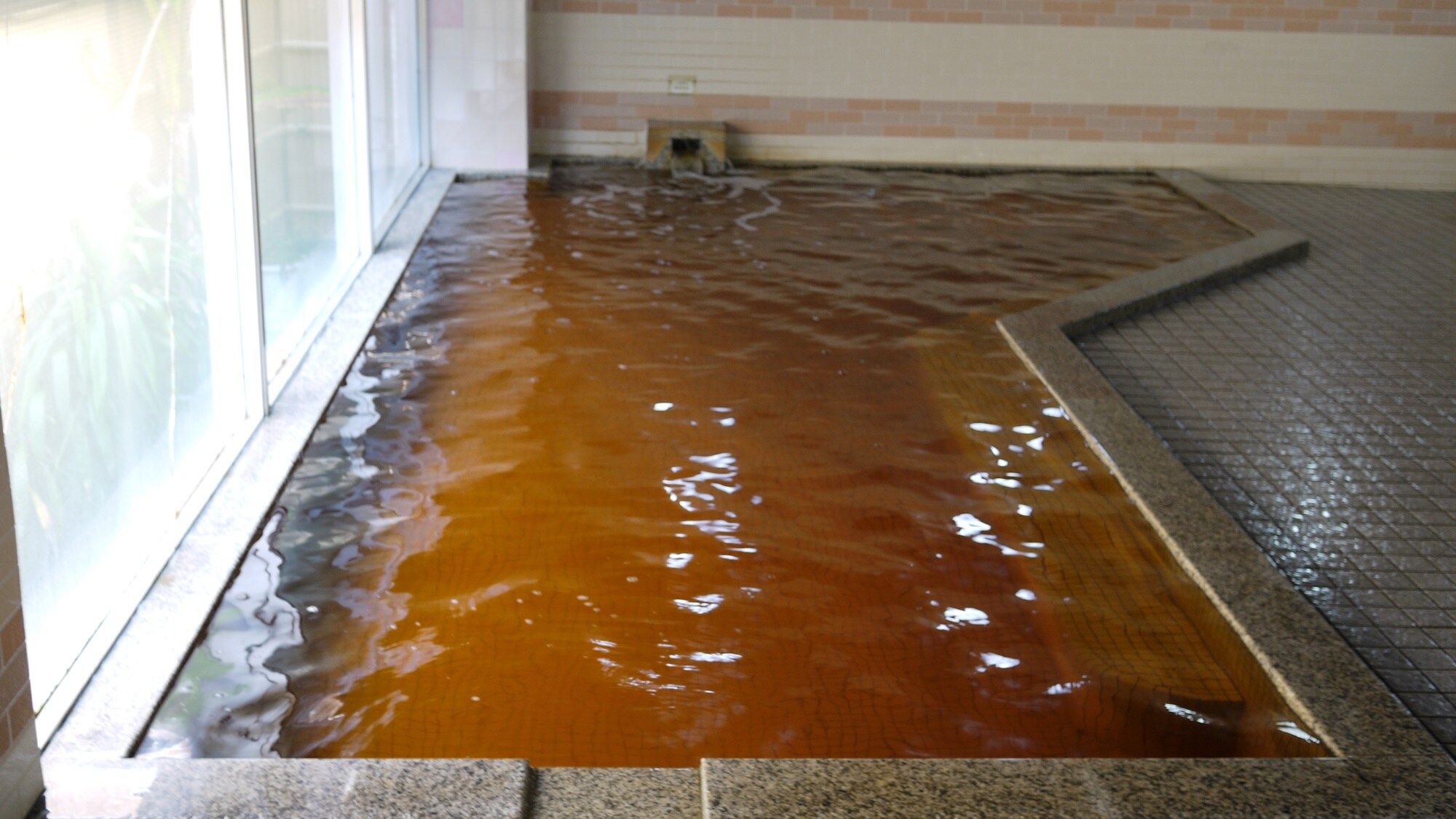 * Main building large communal bath / Bathing slowly many times enhances the hot spring effect.