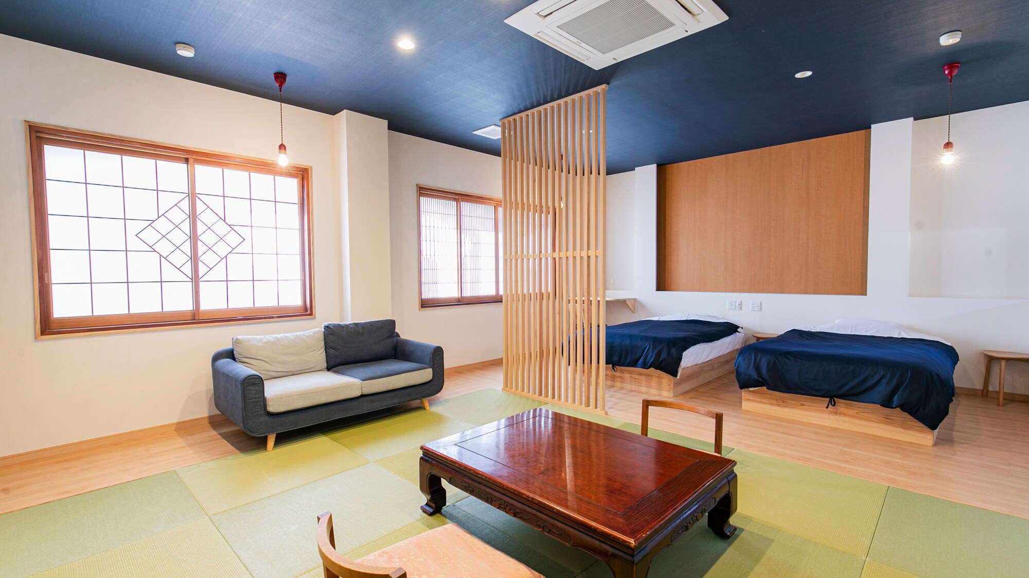 <With semi-open-air bath> Japanese-Western room "Kusunoki" / A Japanese-Western room with a spacious bed and tatami mats