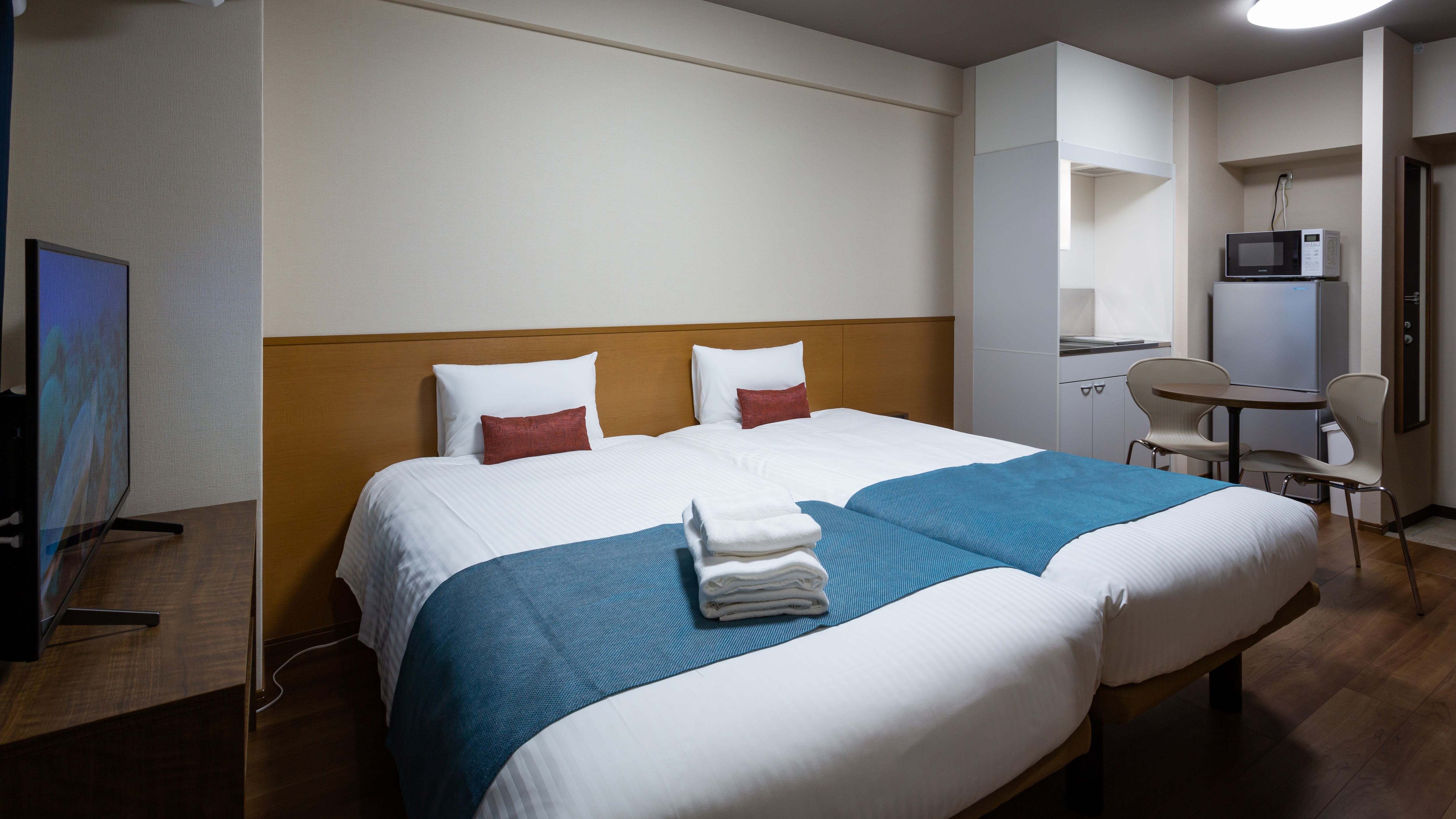 [Hollywood Twin] 25.2㎡, non-smoking, two 1030mm wide French beds placed side by side, perfect for family trips