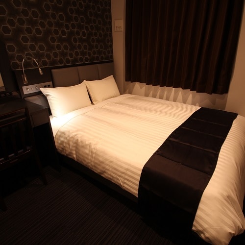 Double Room ｜ It is a double room with a size of 14㎡. The bed uses a Simmons bed.