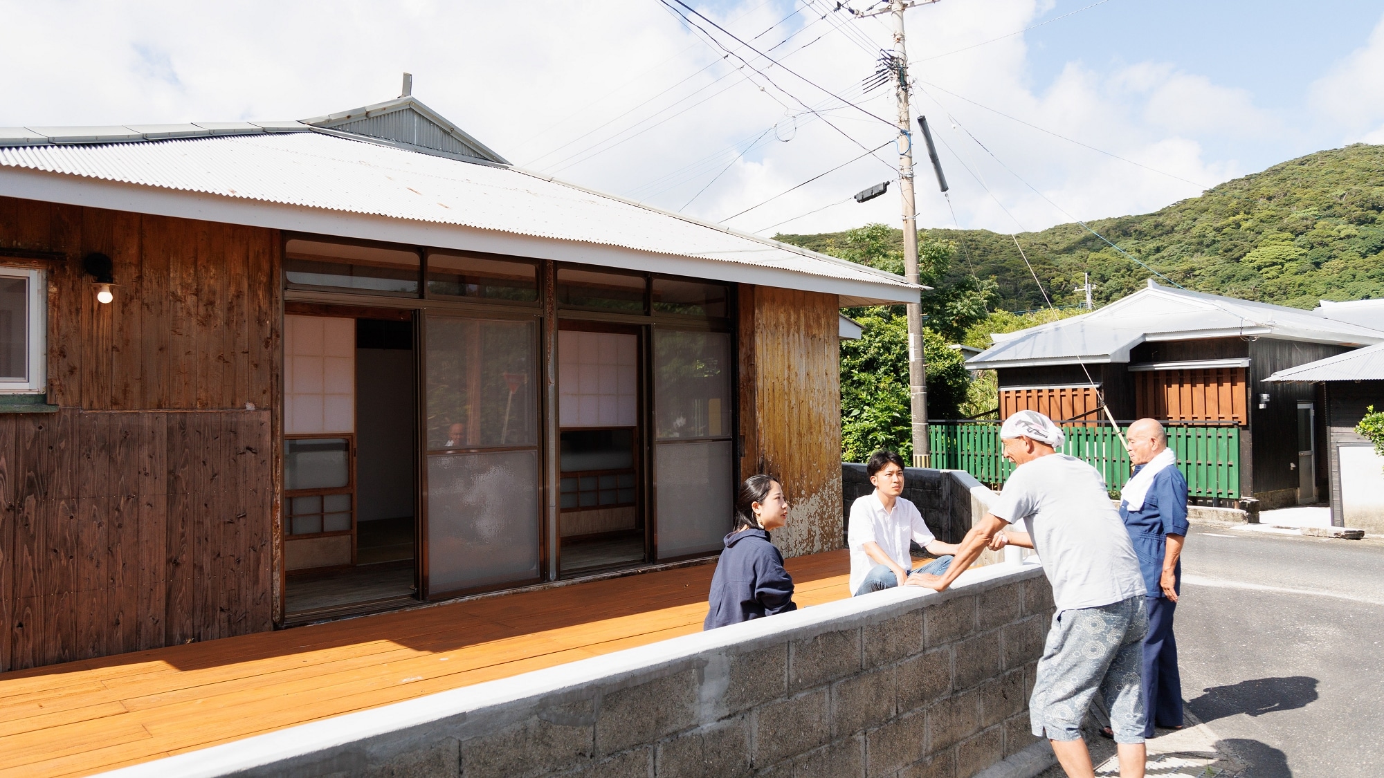 〈島由留緣宿〉 在村子裡，人們在路上經過時會聚在一起聊天，這種情形被稱為「由留緣」。