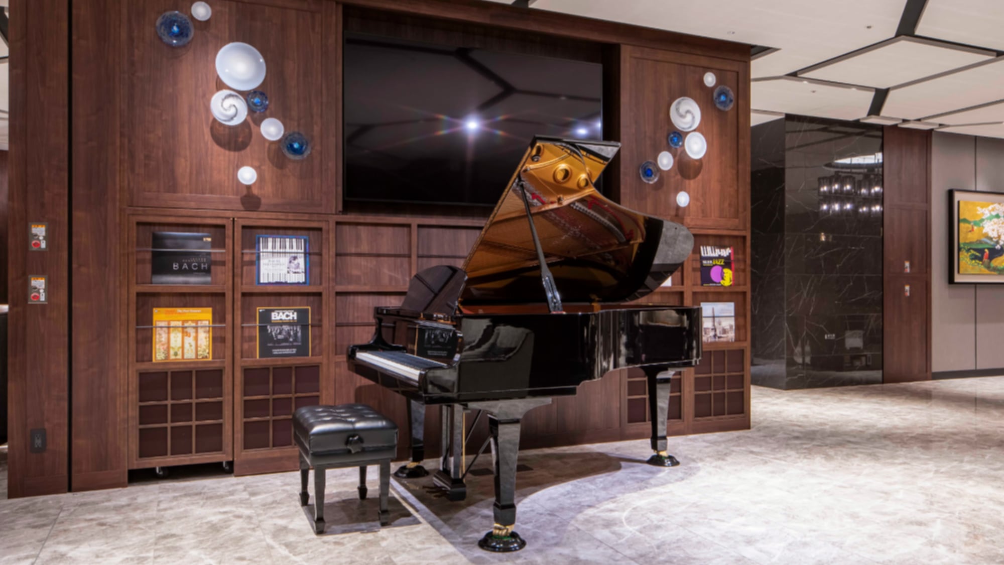 Lobi Dunia musik barok yang dimainkan oleh permata Ginza "YAMAHA Premium Piano" menenangkan baik secara fisik maupun mental.