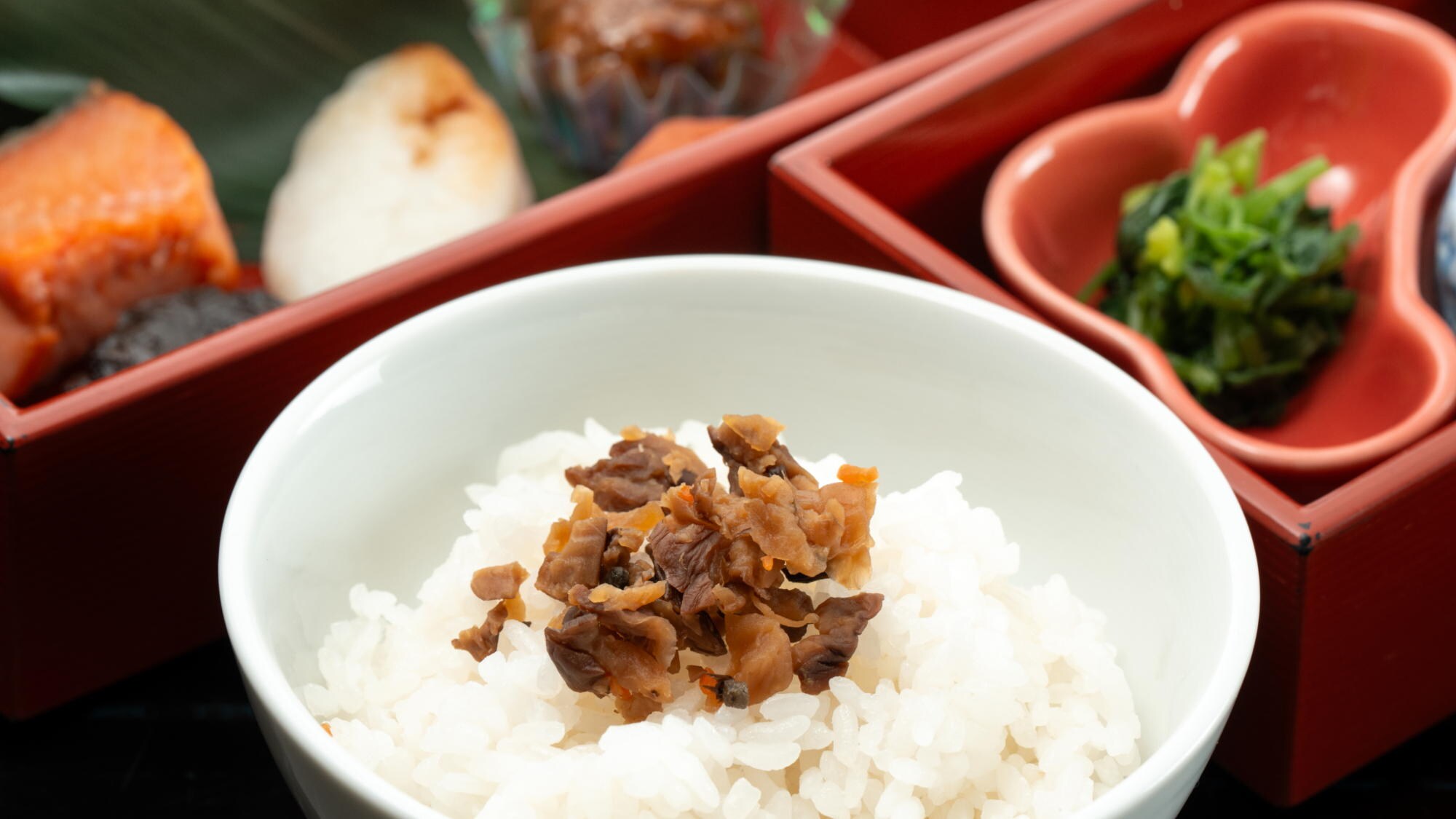 ■ Ví dụ về bữa sáng | Thưởng thức bữa sáng kiểu Akita bằng cách rắc furikake củ cải trắng hun khói lên cơm mới nấu trong nồi đất.