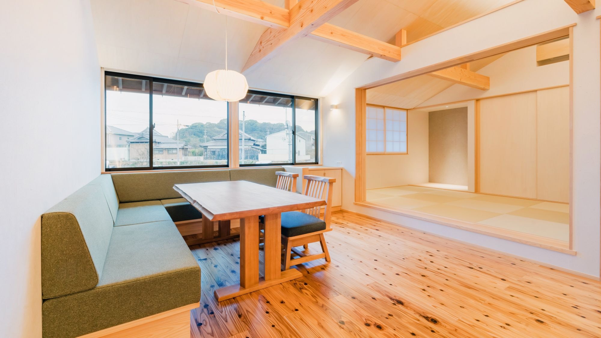 ・[Living/dining room] Relax and unwind after your trip in a room with tatami mats and the scent of wood.