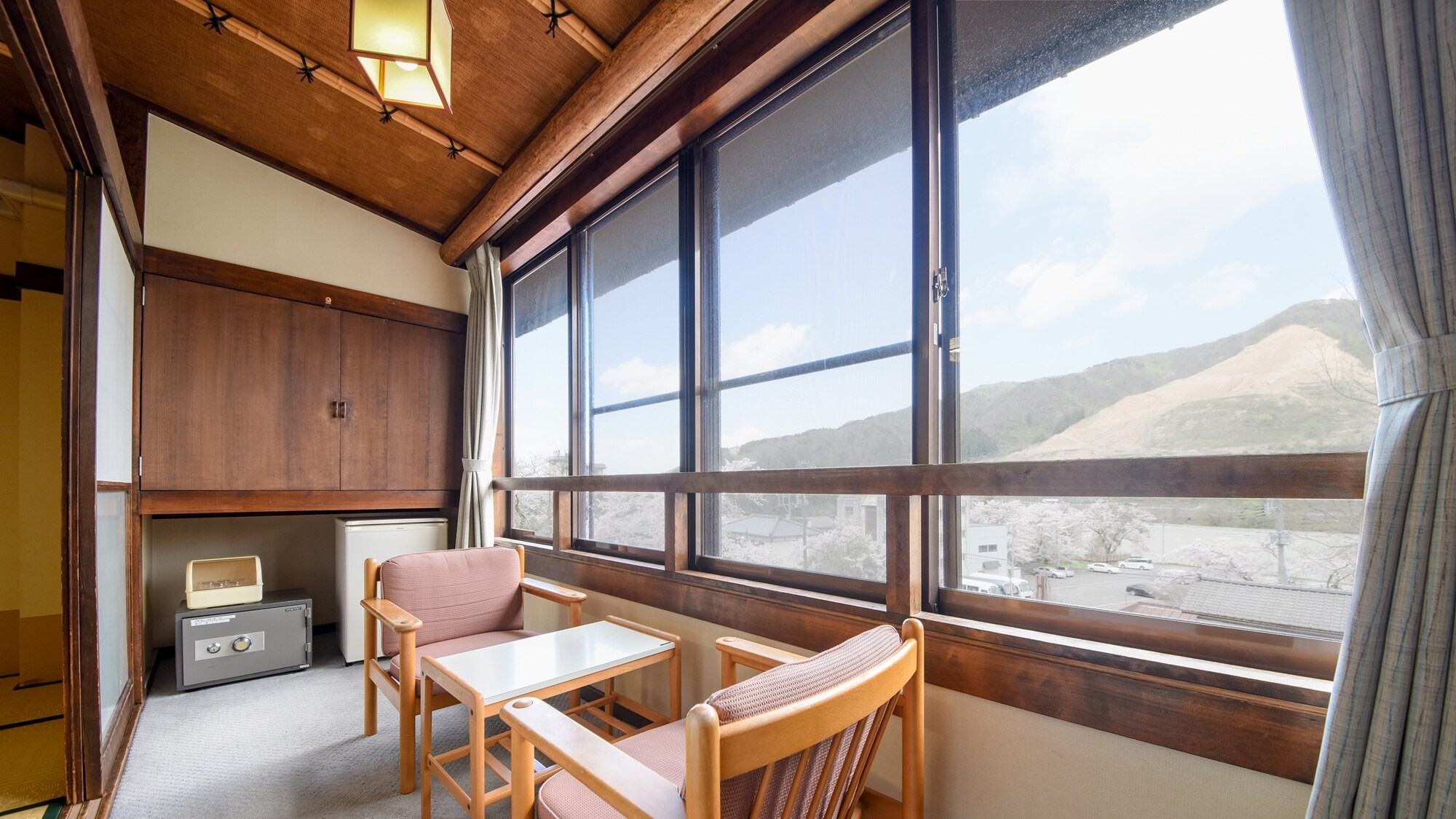 *Example of guest room/10 tatami Japanese-style room. Please relax and enjoy the countryside view.