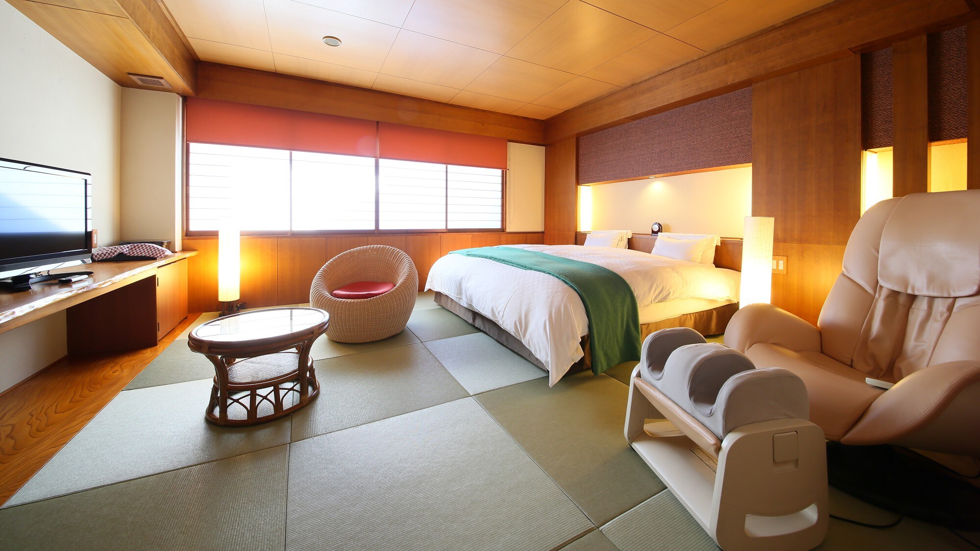 [Modern Japanese style double] Custom bed and relaxing space [No smoking] 1-2 people