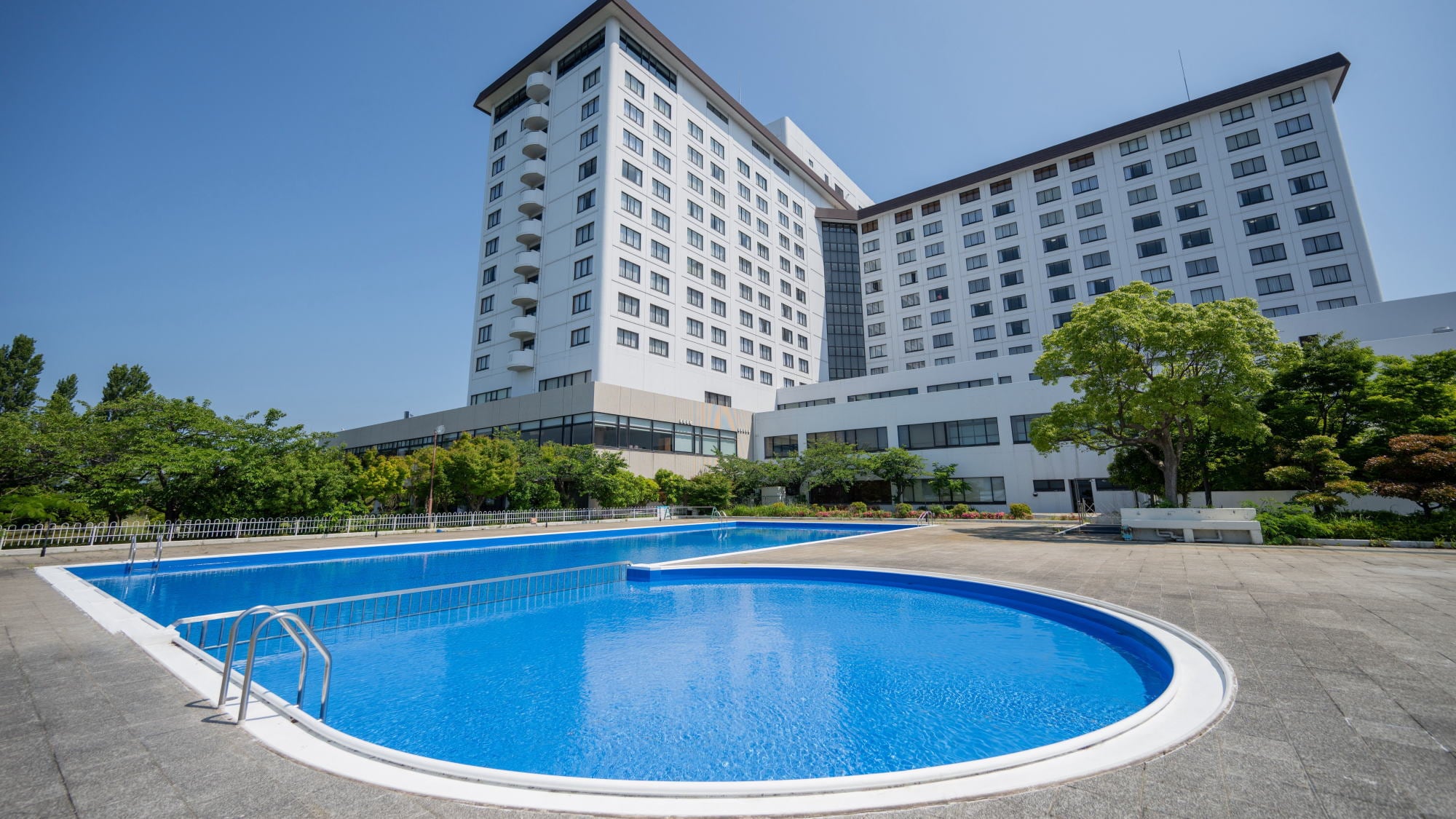 Outdoor pool (summer only)