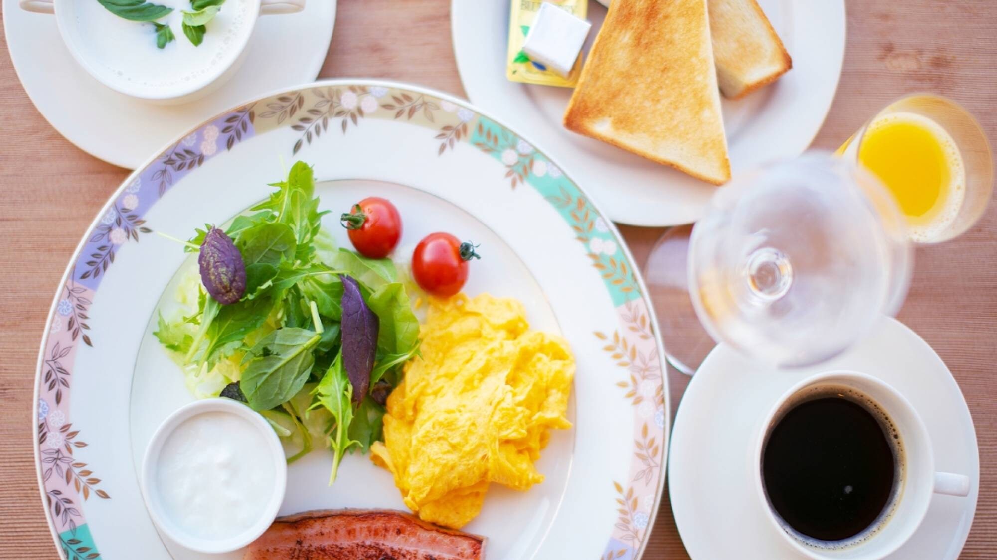 [Breakfast] A gentle-tasting breakfast that makes the best use of local ingredients. Please welcome a luxurious morning with the morning sun shining through the trees.