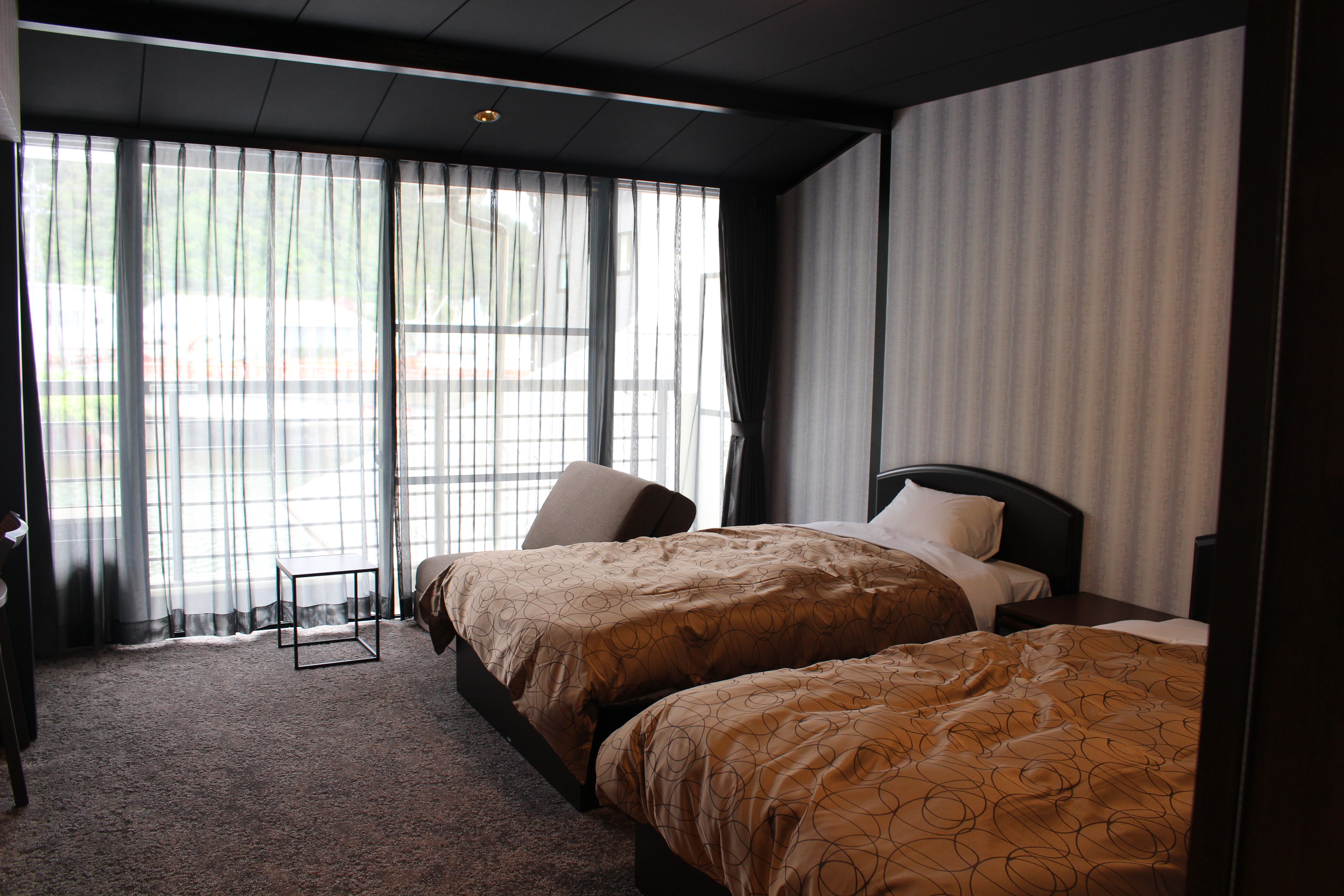 Kamar 210: Kamar twin bergaya Barat + sofa bed. Dapat menampung 3 orang.