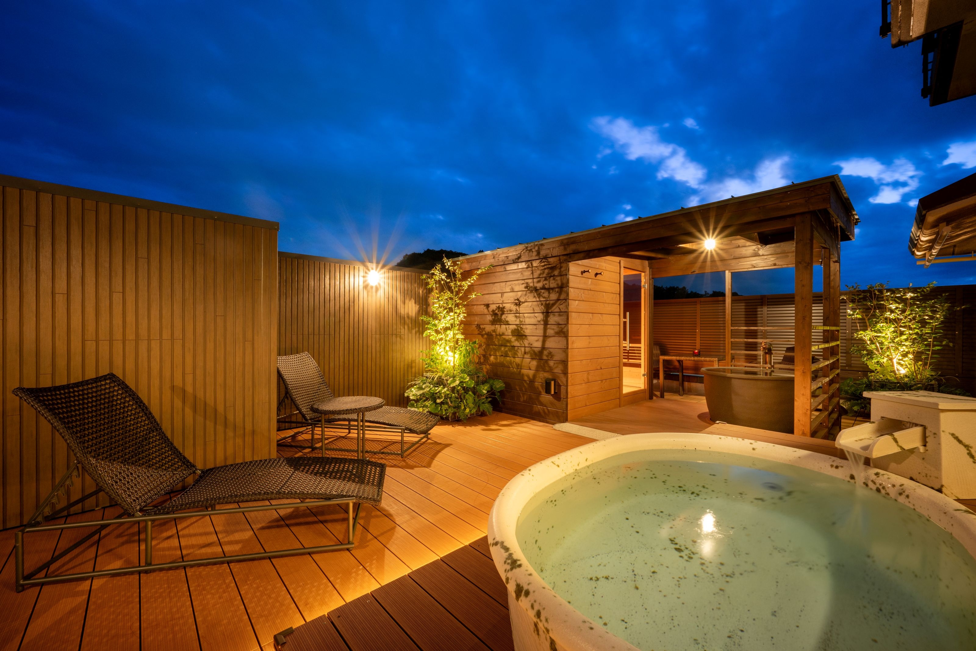 屋顶露台+带桑拿的日西合璧房间