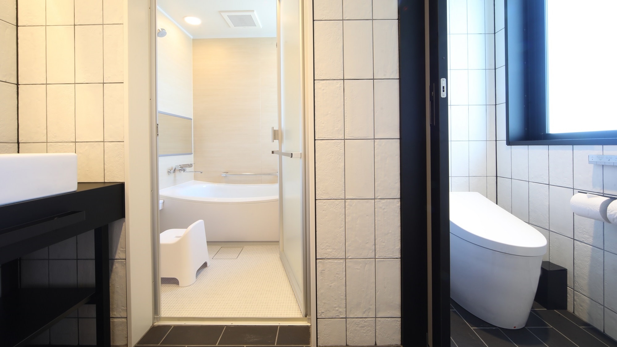◆ Superior Twin Bathroom / Tankless Toilet ◆