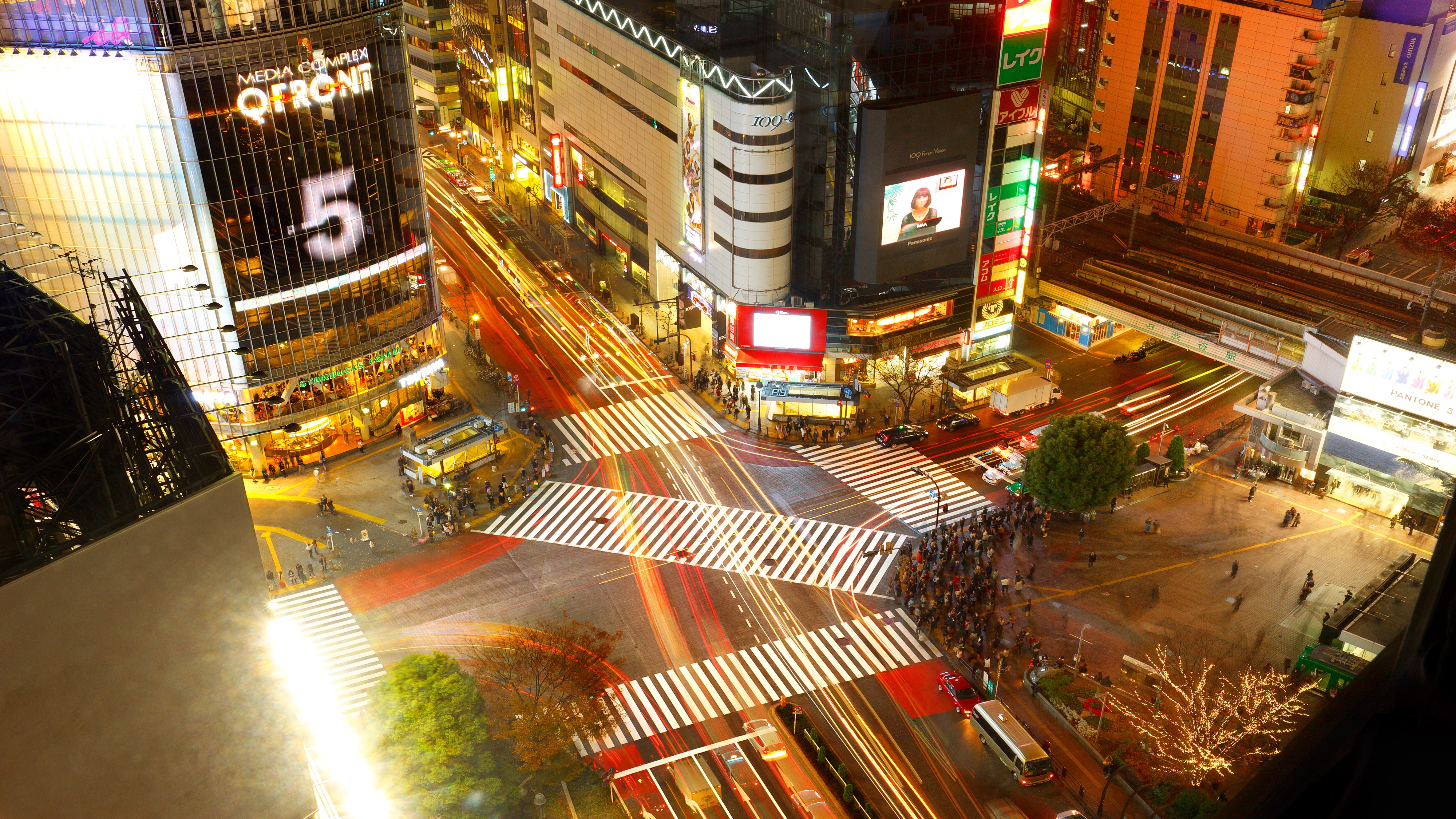 Menghadap persimpangan Shibuya Scramble