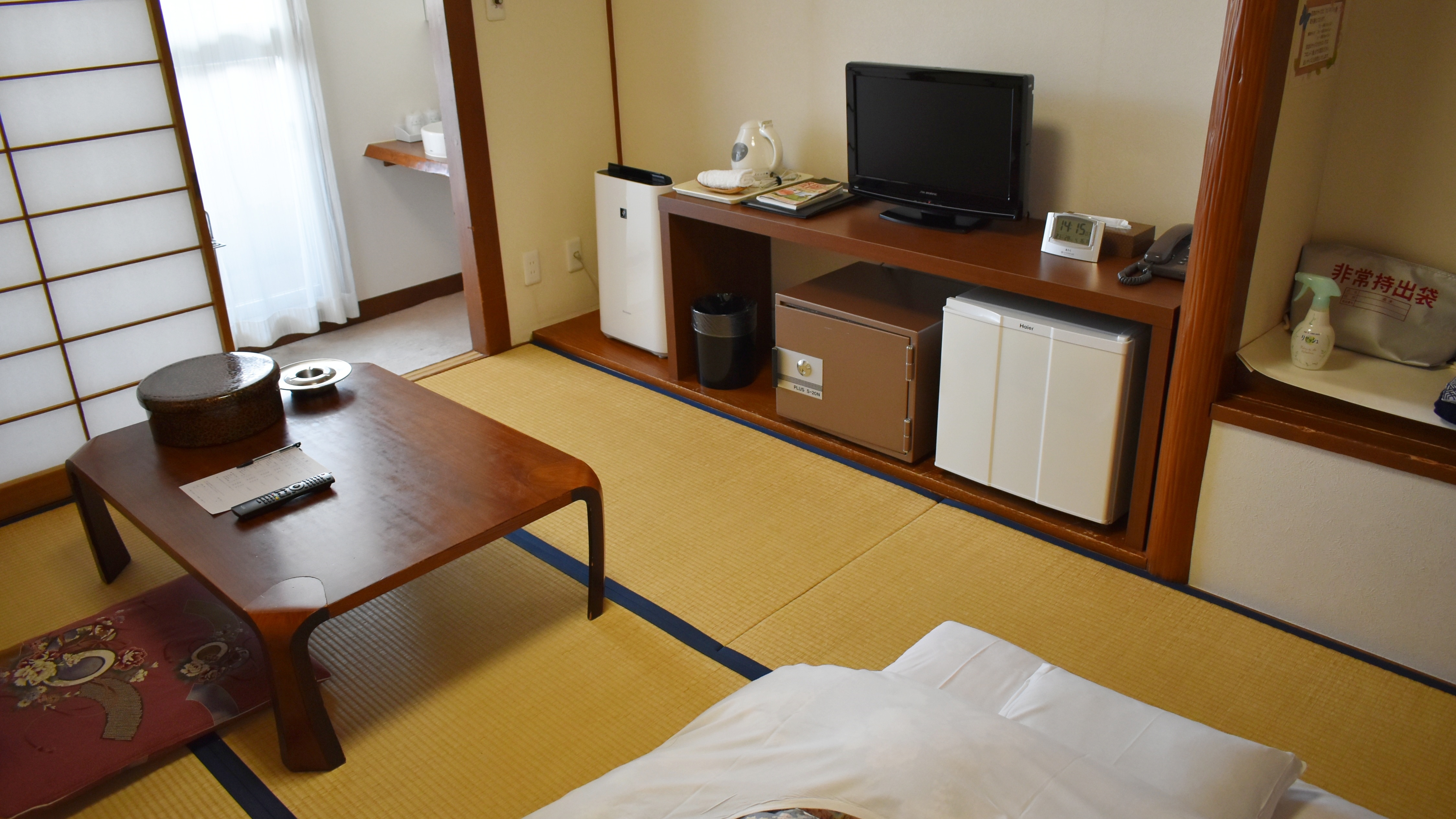 [Japanese-style room, 6 tatami mats]