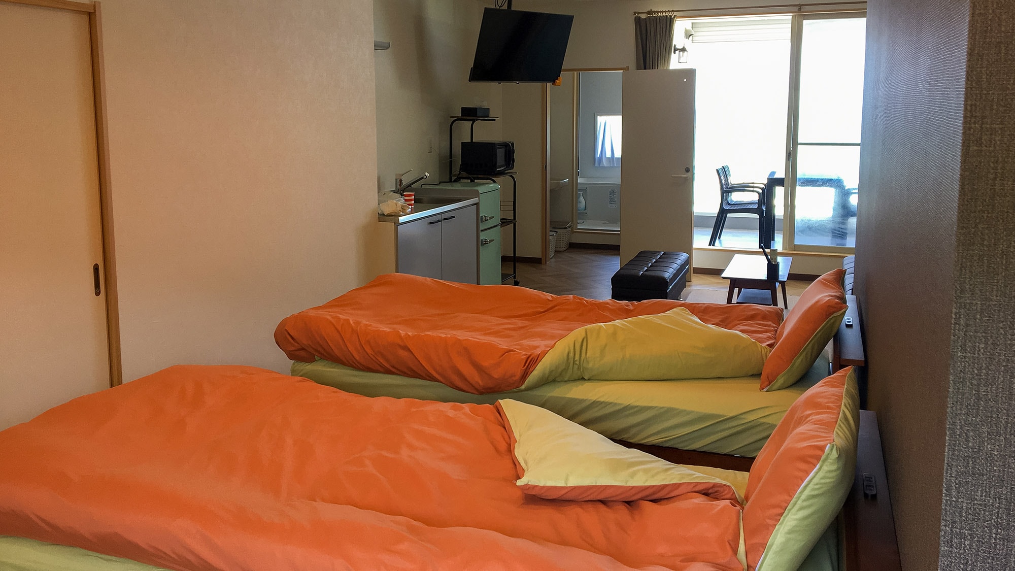・ The room is equipped with a kitchenette, TV and sofa.