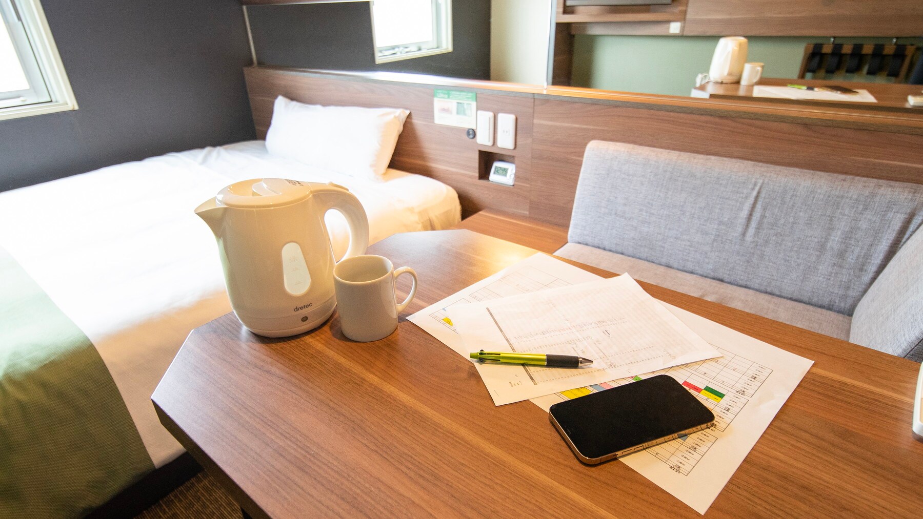 The wide desk makes work easier