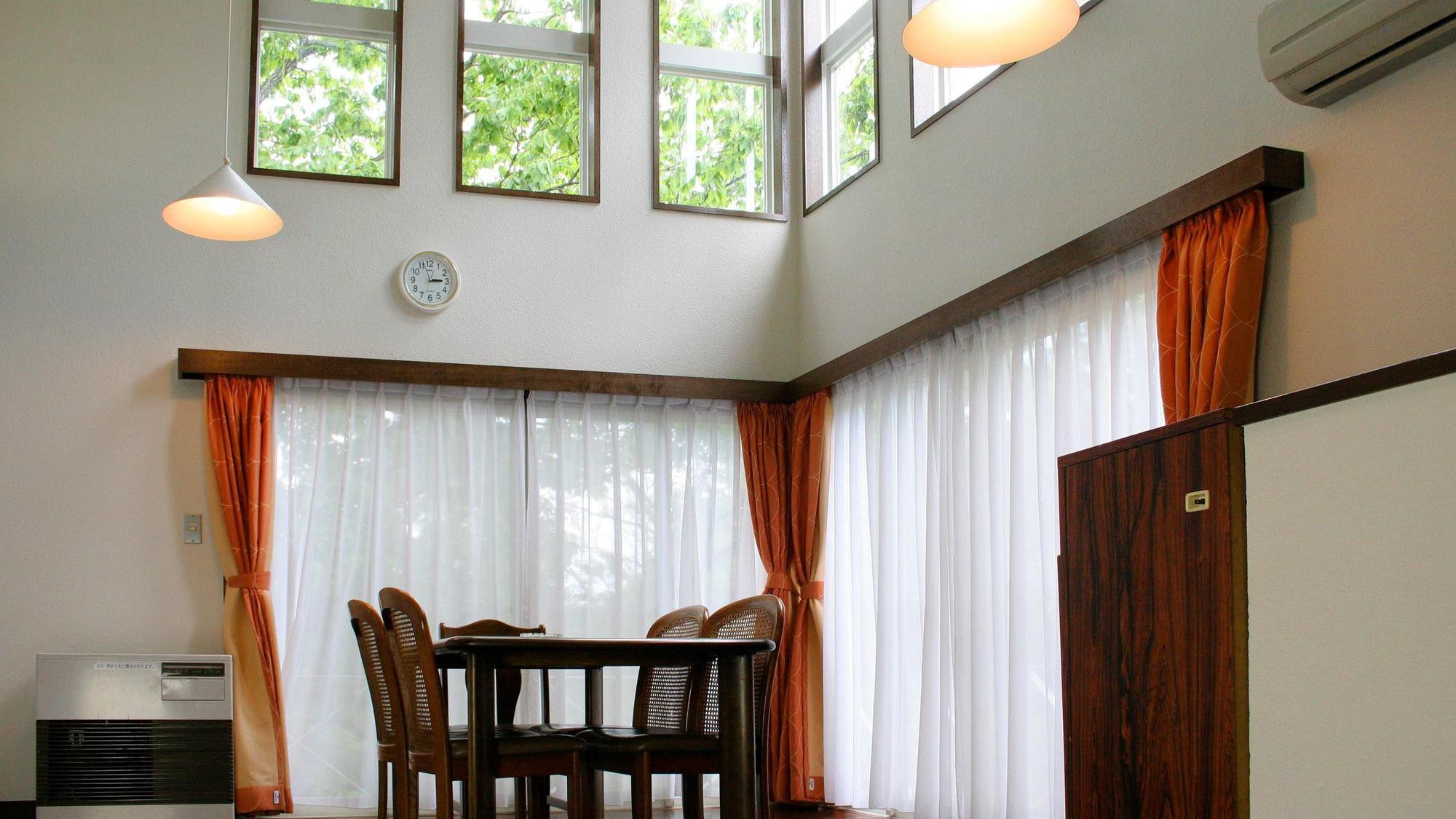 กระท่อมใหญ่มีบ่อน้ำพุร้อน (ห้องอาบน้ำในร่ม) : ห้องนั่งเล่น (ตัวอย่าง)