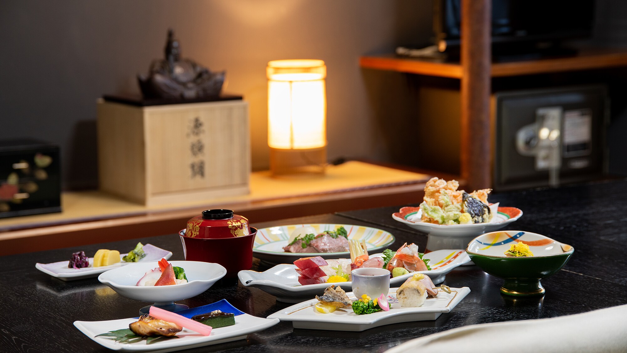 *[In-room dining image] All rooms at the hotel will be served kaiseki dinner in the guest room.