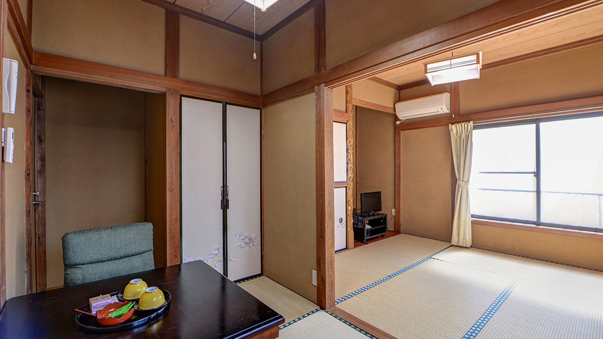 *ตัวอย่างห้องพักแบบญี่ปุ่นขนาด 7.5 เสื่อทาทามิ / ห้องพักแบบญี่ปุ่นมาตรฐานของเรา มีโต๊ะทำงานจึงเหมาะสำหรับการใช้อ่านหนังสือหรือทำธุรกิจ