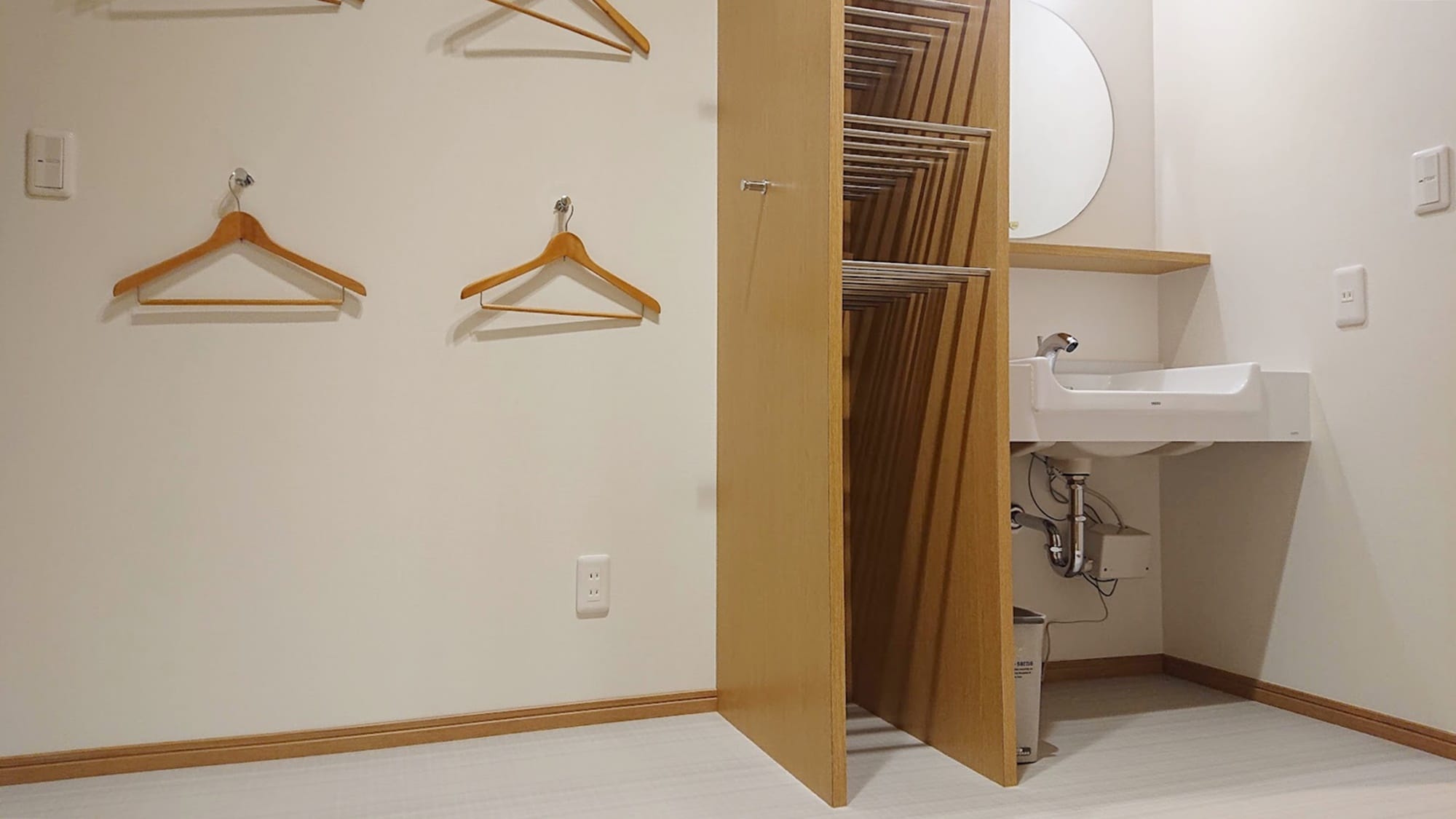 *[Non-smoking] Universal design 10 tatami Japanese-style room with twin beds / wheelchair accessible sink and closet space.