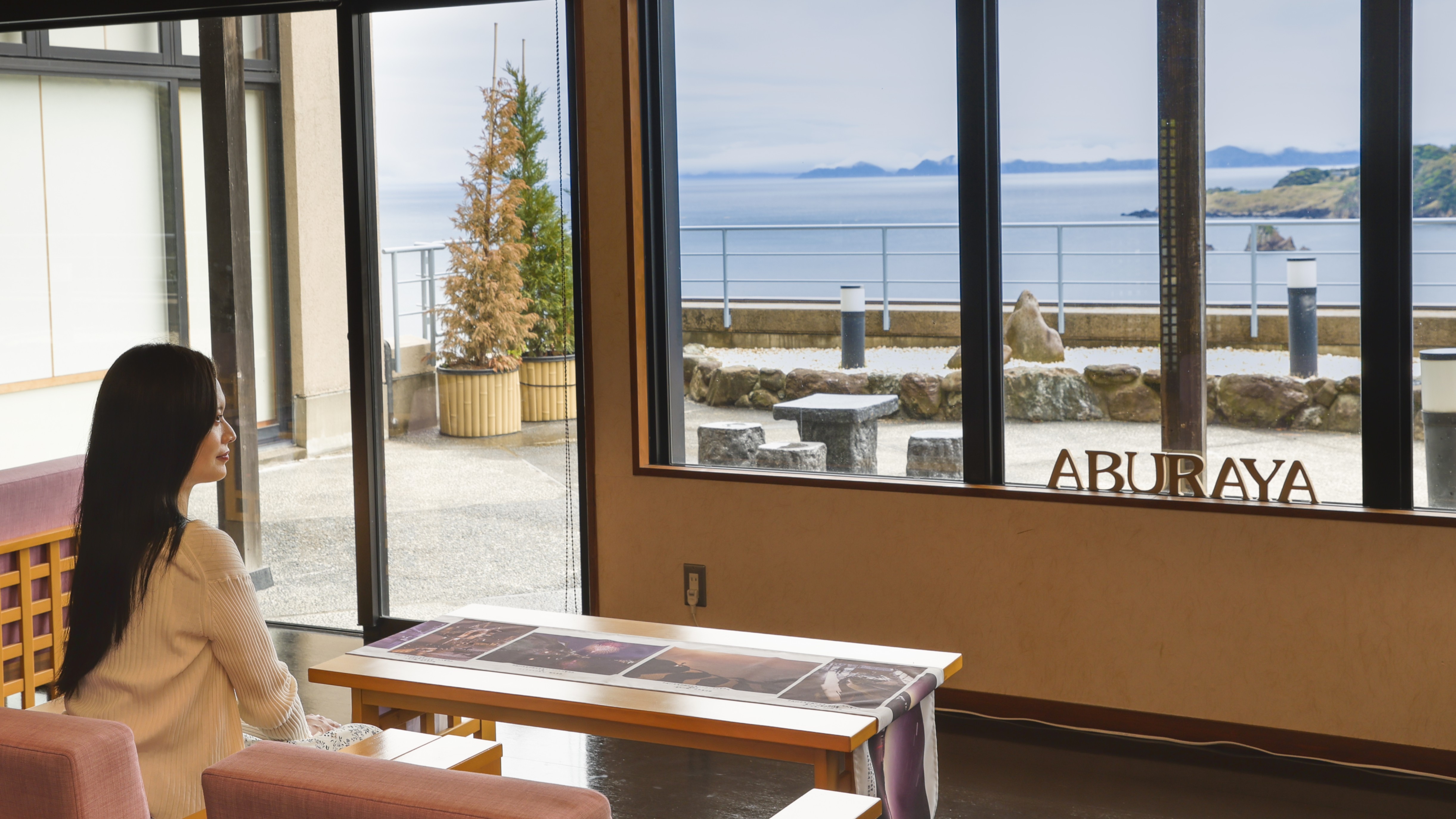 You can enjoy a magnificent view of the Sea of Japan from the lobby!
