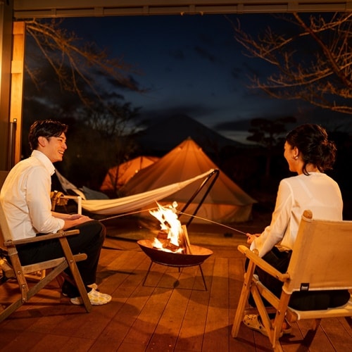 หลังรับประทานอาหาร นั่งรอบกองไฟและเพลิดเพลินไปกับขนม S’mores ที่ทำจากมาร์ชเมลโลว์ ช็อกโกแลต และบิสกิต
